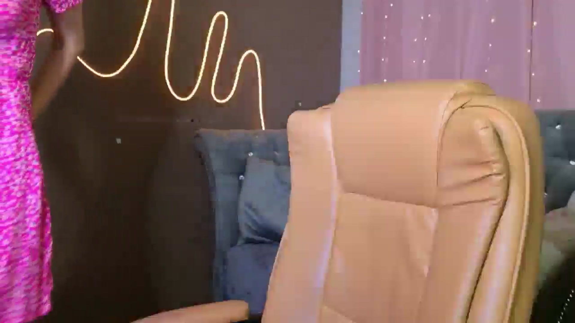 Gallery image thumbnail from EmyLure's myfreecams stream on, 09/09/2025, 17:12 image 16 of 20