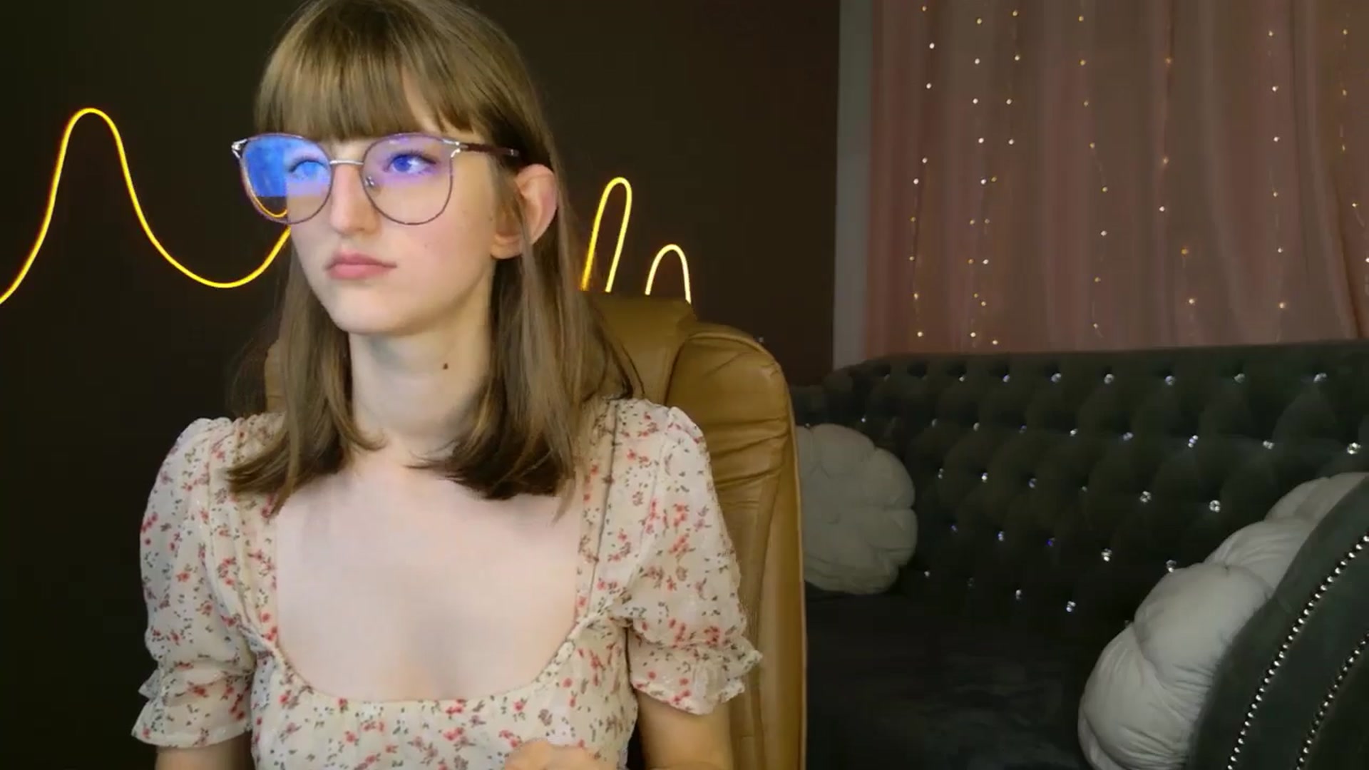 Gallery image thumbnail from EmyLure's myfreecams stream on, 09/14/2025, 18:15 image 5 of 20