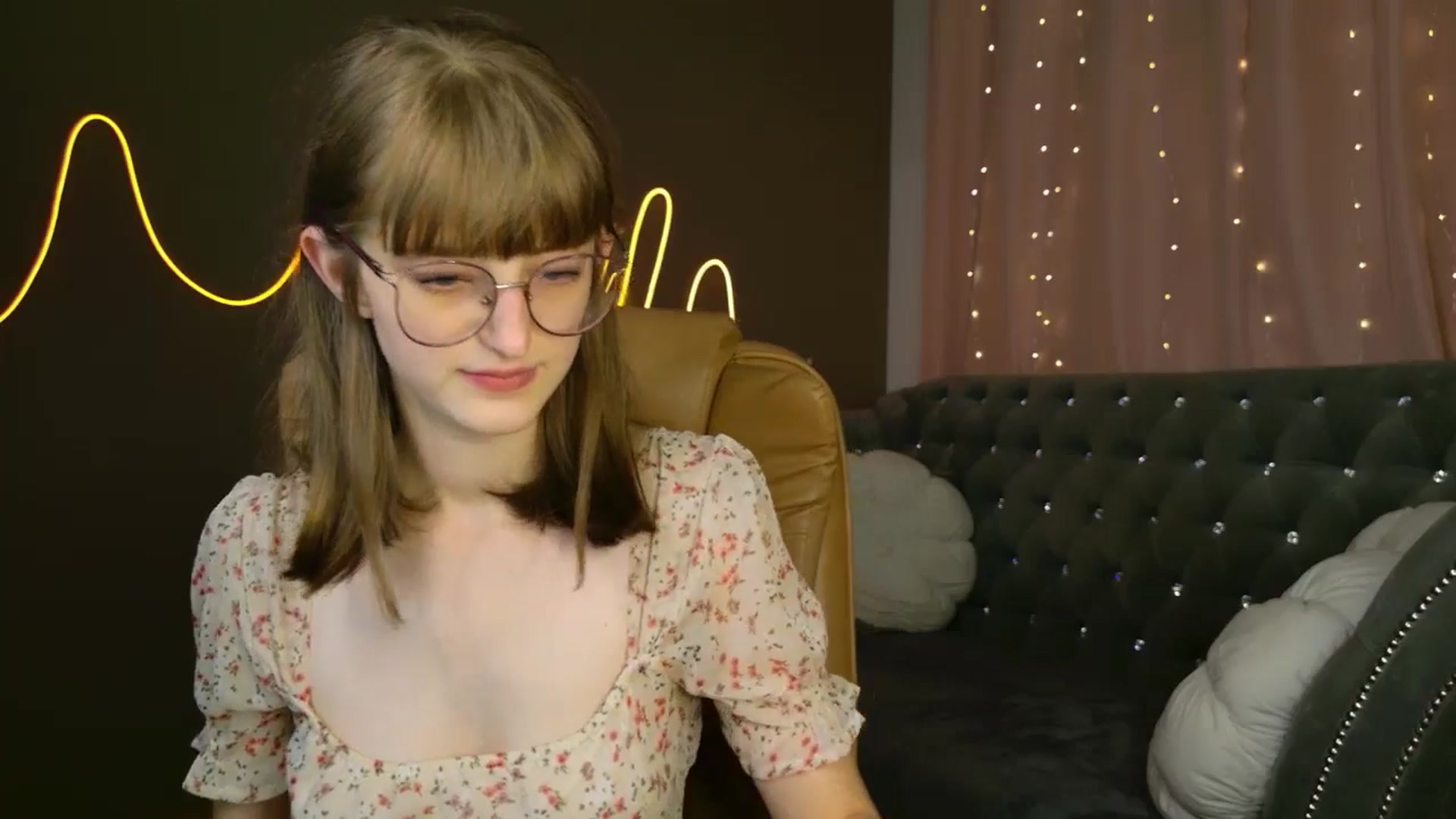Gallery image thumbnail from EmyLure's myfreecams stream on, 09/14/2025, 18:15 image 13 of 20