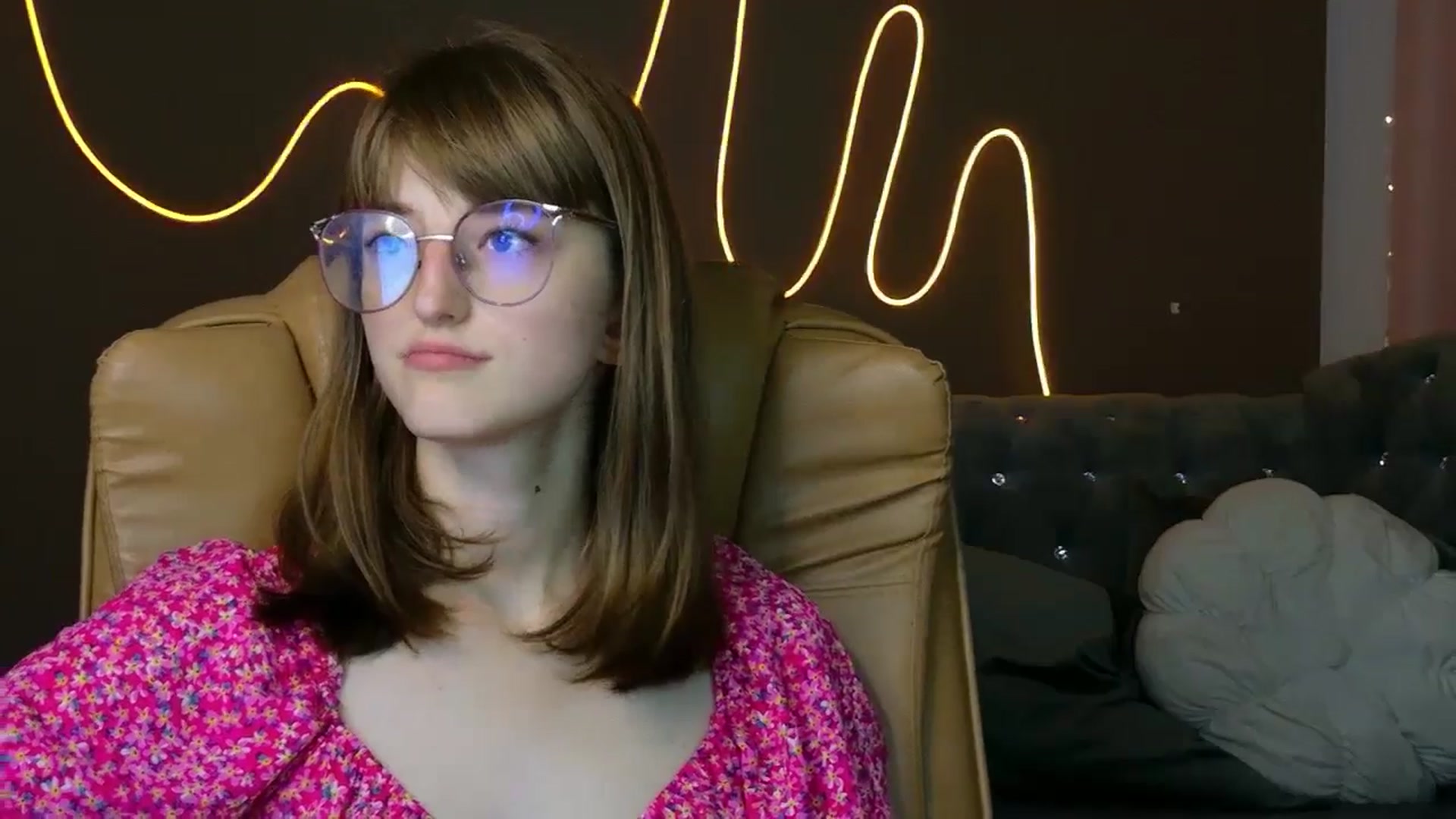 Gallery image thumbnail from EmyLure's myfreecams stream on, 09/16/2025, 16:33 image 11 of 20