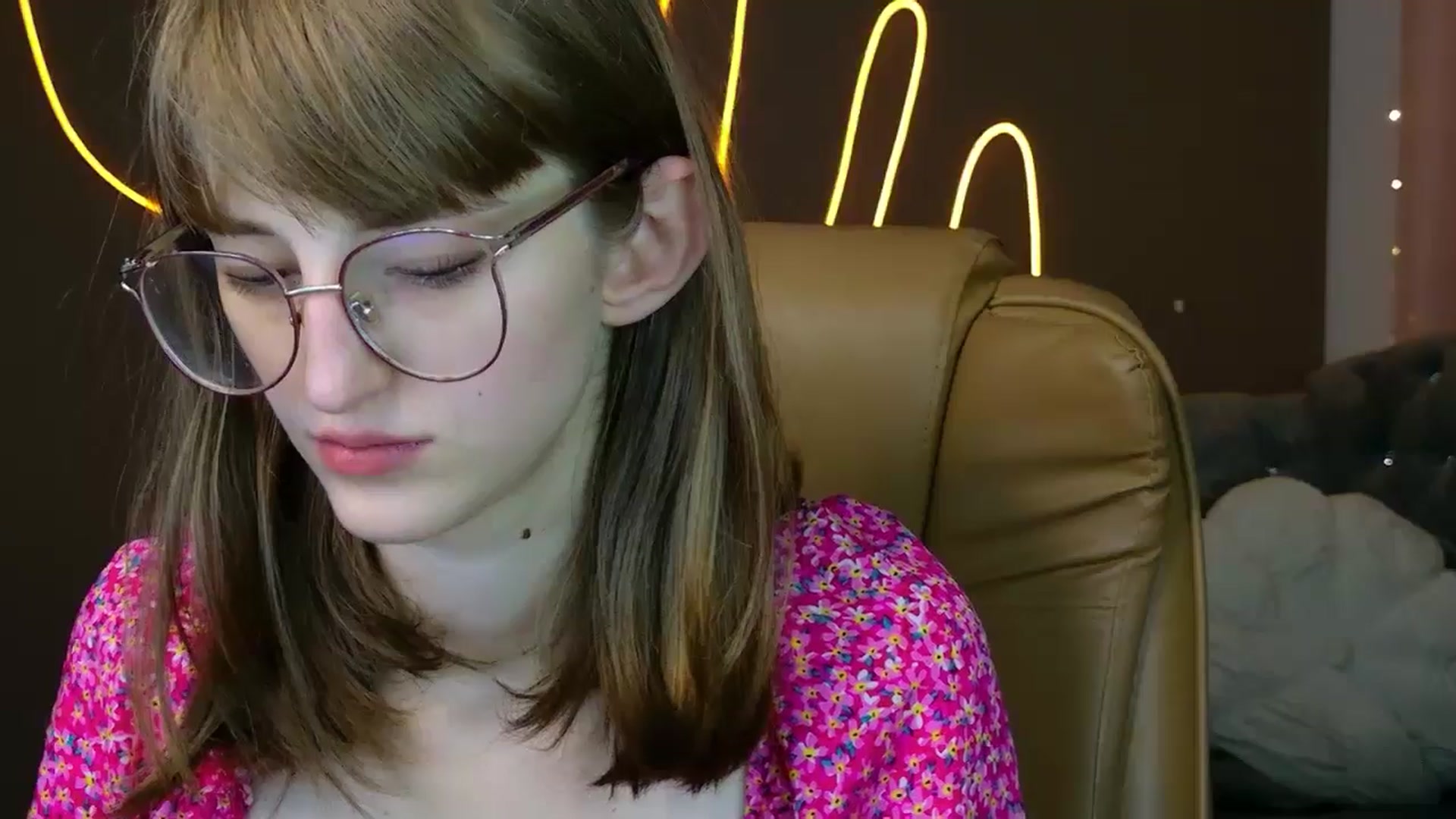 Gallery image thumbnail from EmyLure's myfreecams stream on, 09/16/2025, 16:33 image 17 of 20