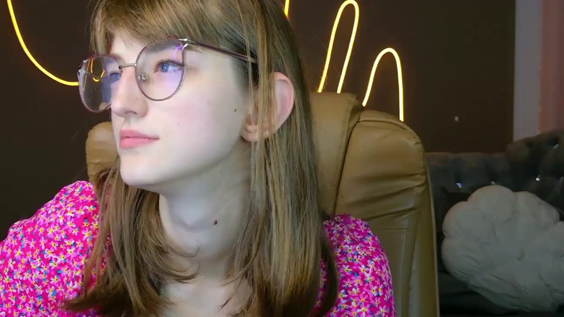 Gallery image thumbnail from EmyLure's myfreecams stream on, 09/16/2025, 16:33 image 7 of 20