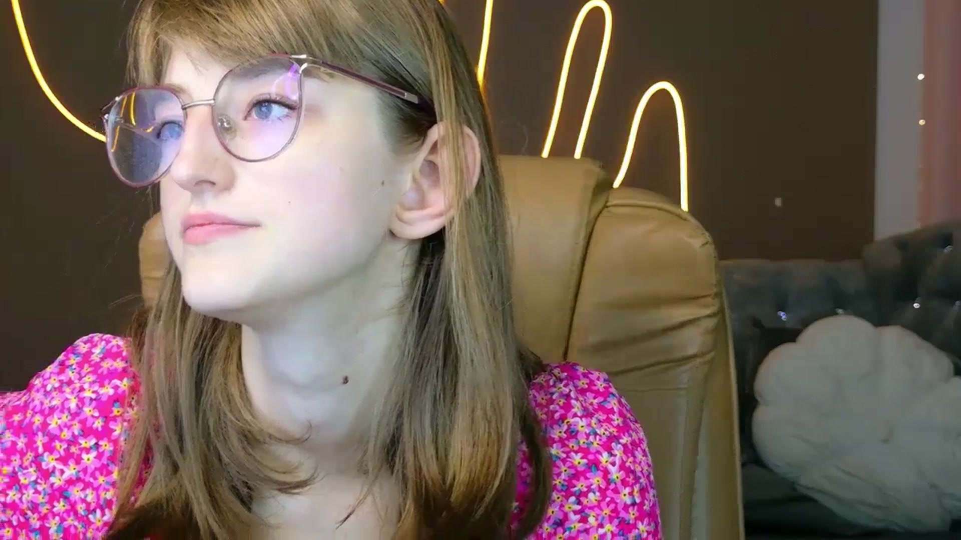Gallery image thumbnail from EmyLure's myfreecams stream on, 09/16/2025, 16:33 image 6 of 20