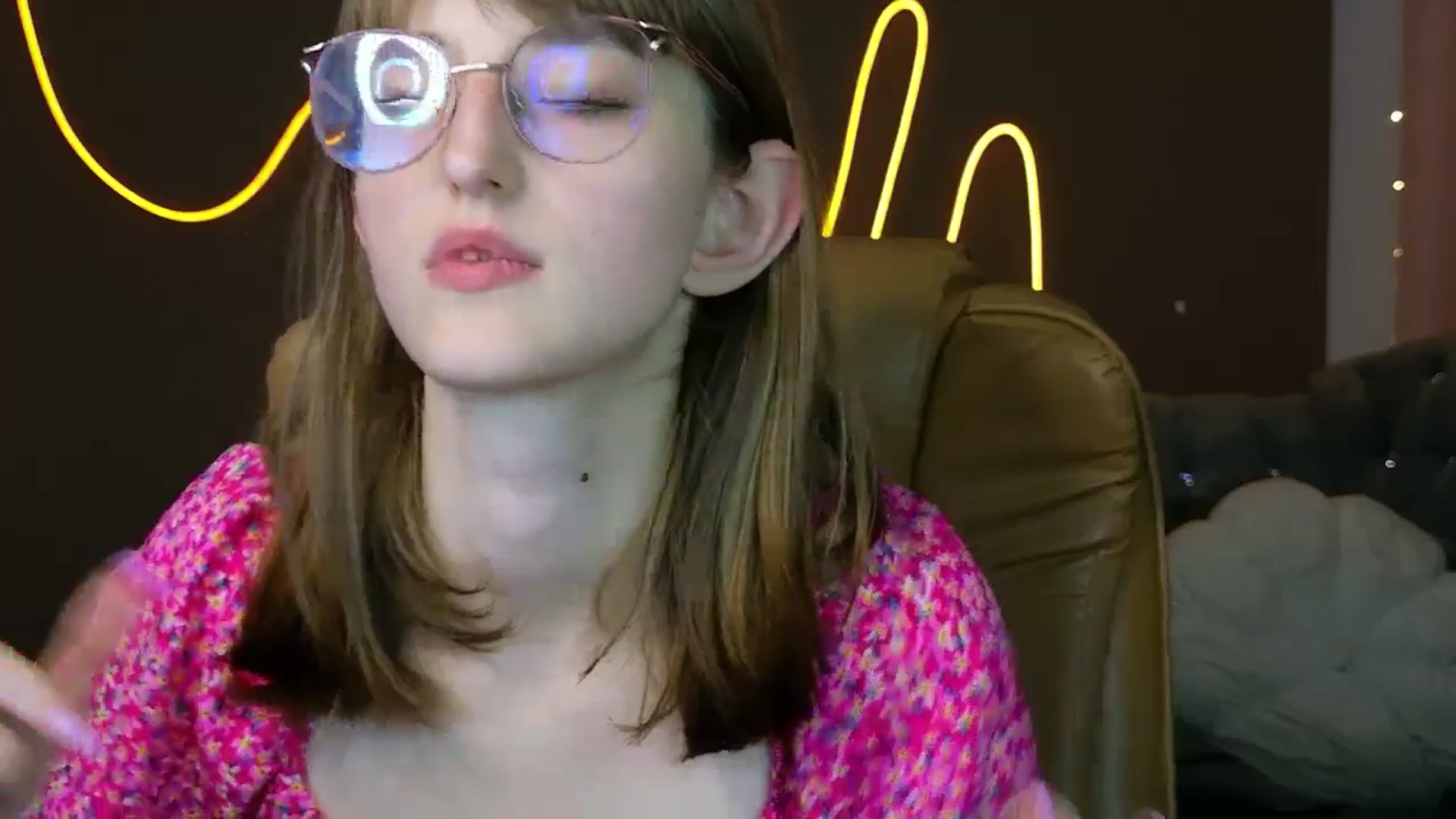 Gallery image thumbnail from EmyLure's myfreecams stream on, 09/16/2025, 16:33 image 2 of 20
