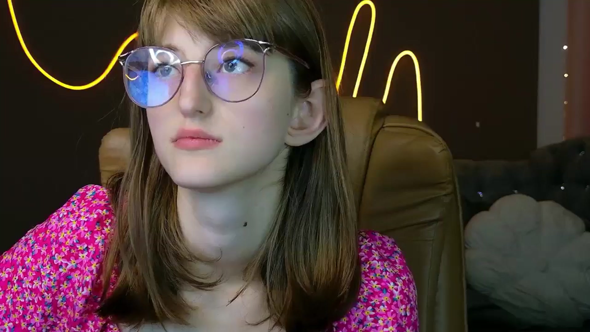 Gallery image thumbnail from EmyLure's myfreecams stream on, 09/16/2025, 16:33 image 5 of 20