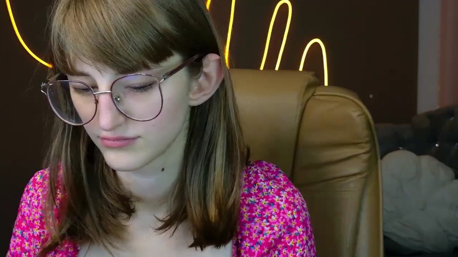 Gallery image thumbnail from EmyLure's myfreecams stream on, 09/16/2025, 16:33 image 15 of 20