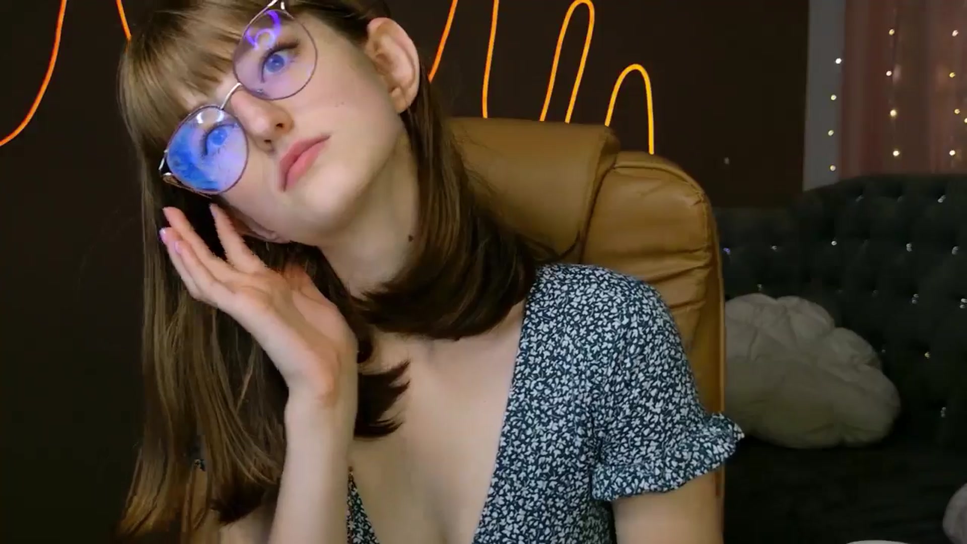 Gallery image thumbnail from EmyLure's myfreecams stream on, 09/21/2025, 17:04 image 5 of 20