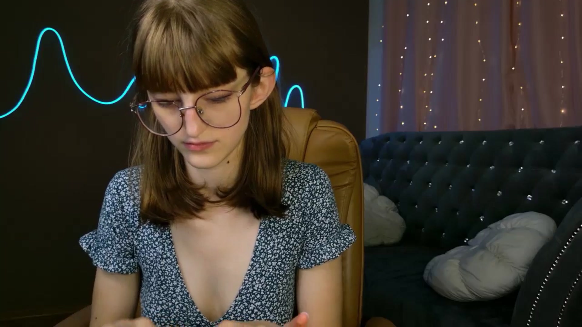 Gallery image thumbnail from EmyLure's myfreecams stream on, 09/21/2025, 17:27 image 11 of 20