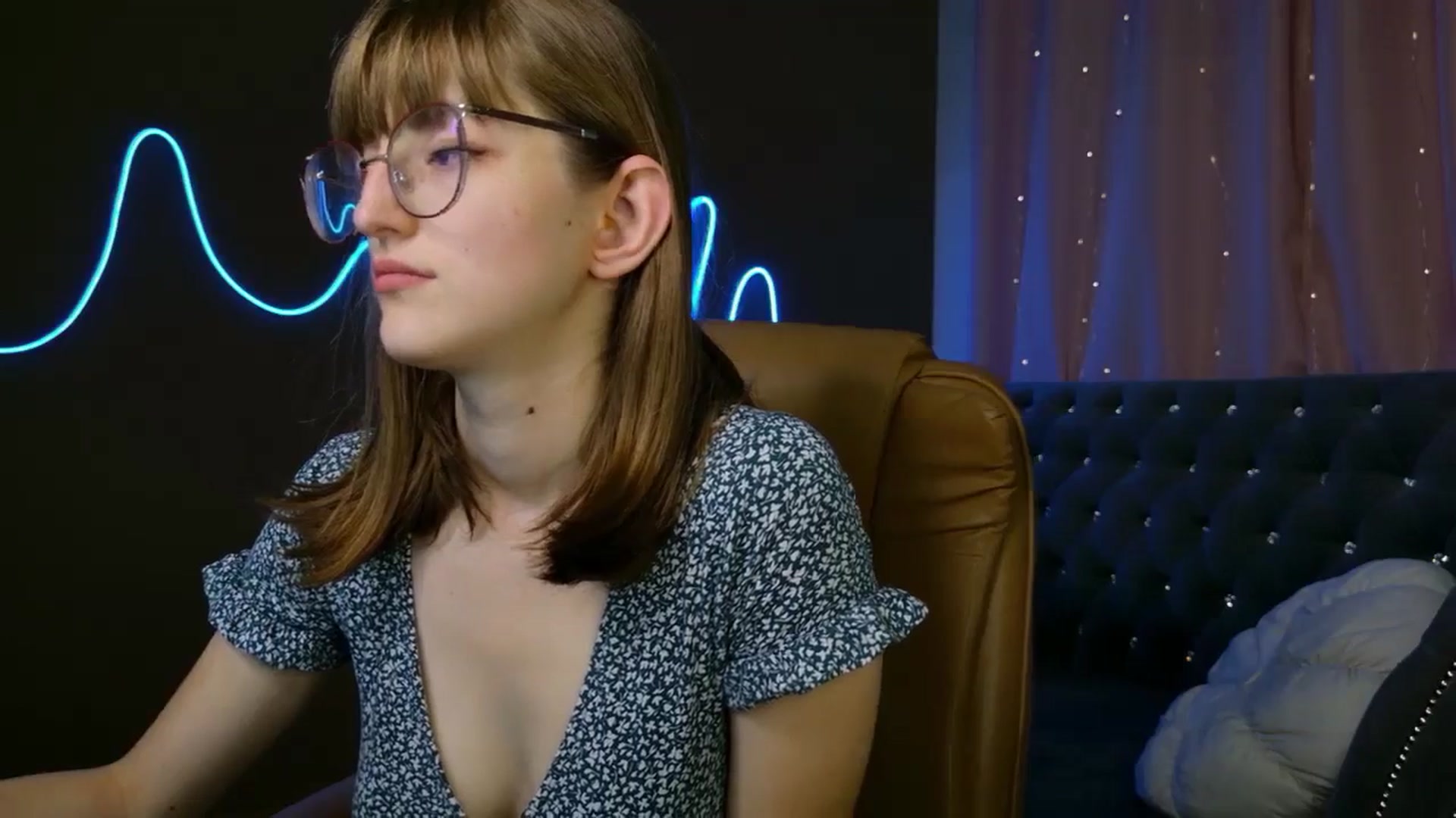 Gallery image thumbnail from EmyLure's myfreecams stream on, 09/23/2025, 16:10 image 17 of 20