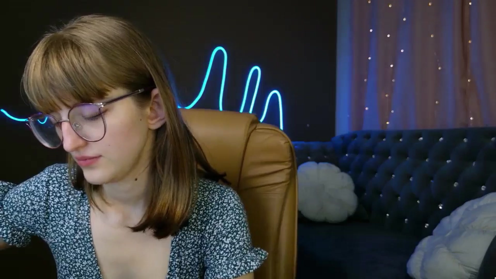 Gallery image thumbnail from EmyLure's myfreecams stream on, 09/23/2025, 16:39 image 7 of 20
