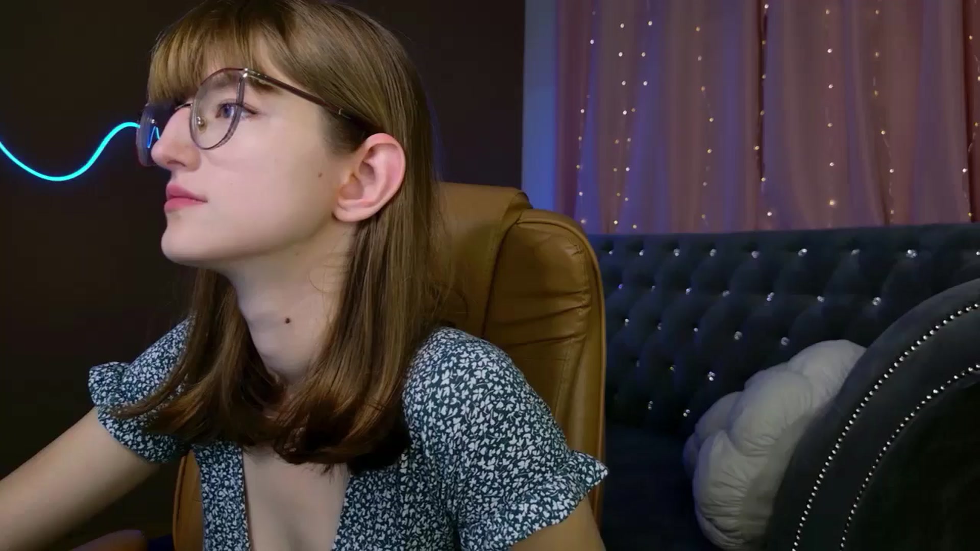 Gallery image thumbnail from EmyLure's myfreecams stream on, 10/05/2025, 16:05 image 13 of 20