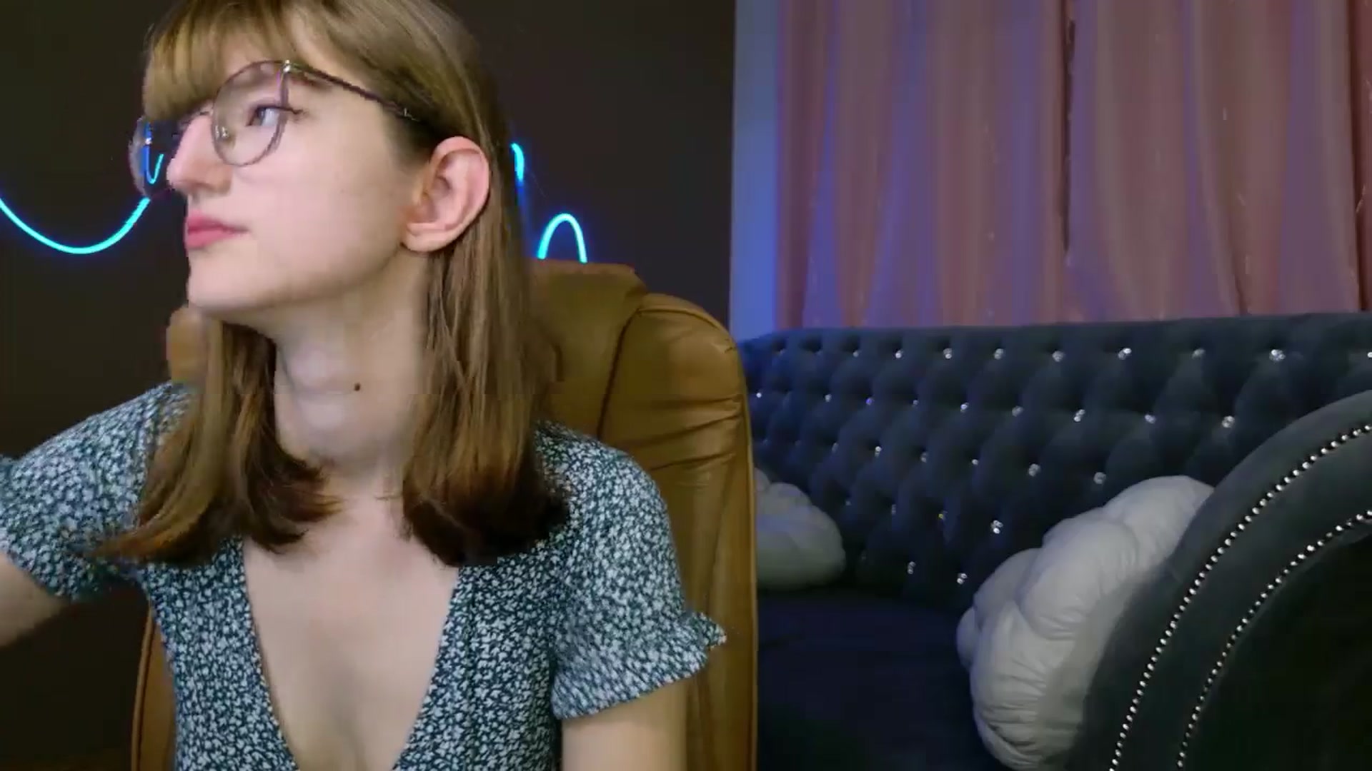 Gallery image thumbnail from EmyLure's myfreecams stream on, 10/05/2025, 16:05 image 19 of 20