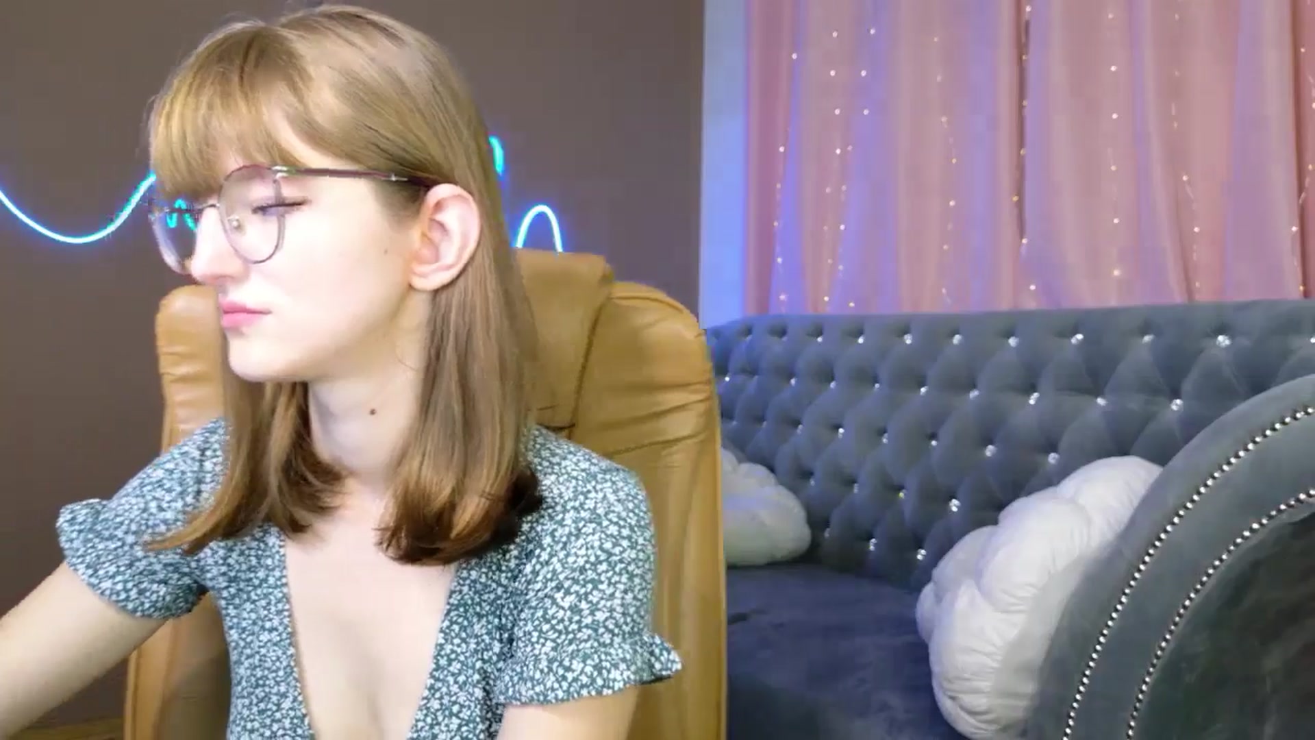Gallery image thumbnail from EmyLure's myfreecams stream on, 10/05/2025, 16:05 image 14 of 20