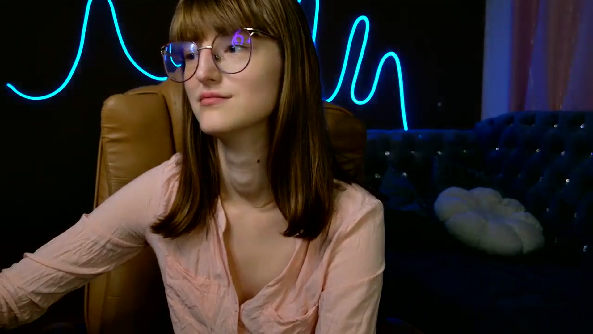 Gallery image thumbnail from EmyLure's myfreecams stream on, 10/05/2025, 17:38 image 16 of 20