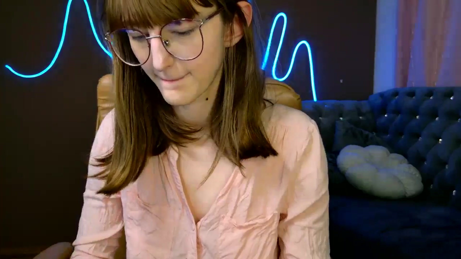 Gallery image thumbnail from EmyLure's myfreecams stream on, 10/05/2025, 17:38 image 18 of 20
