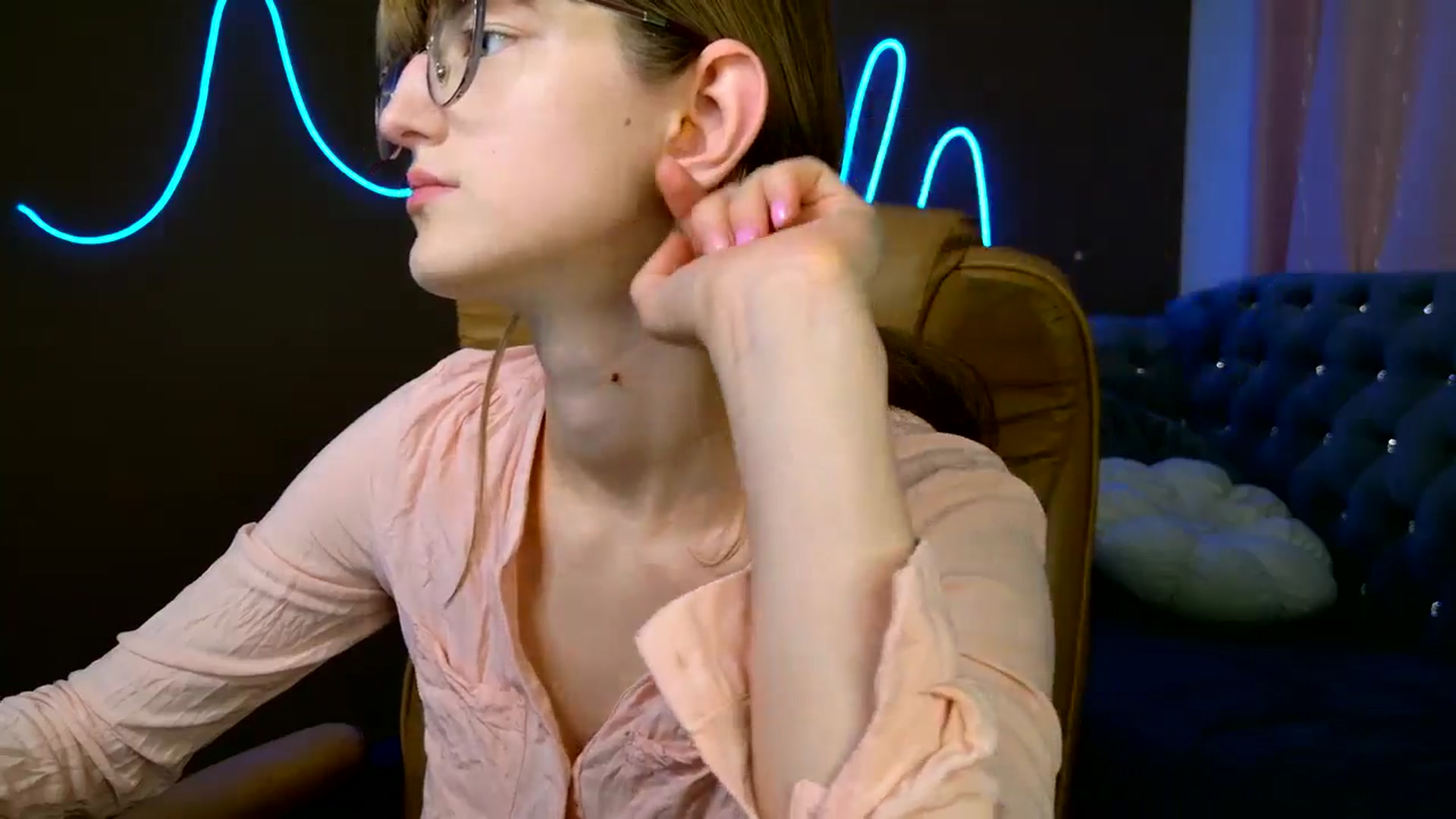 Gallery image thumbnail from EmyLure's myfreecams stream on, 10/05/2025, 17:38 image 14 of 20