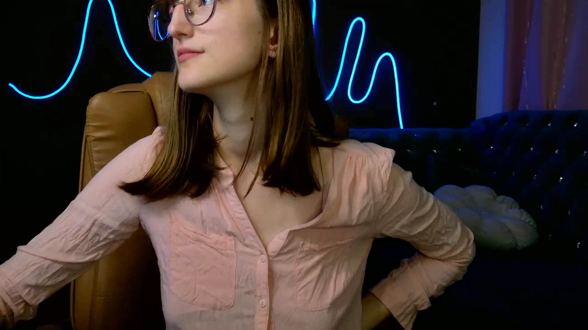 Gallery image thumbnail from EmyLure's myfreecams stream on, 10/05/2025, 17:38 image 19 of 20