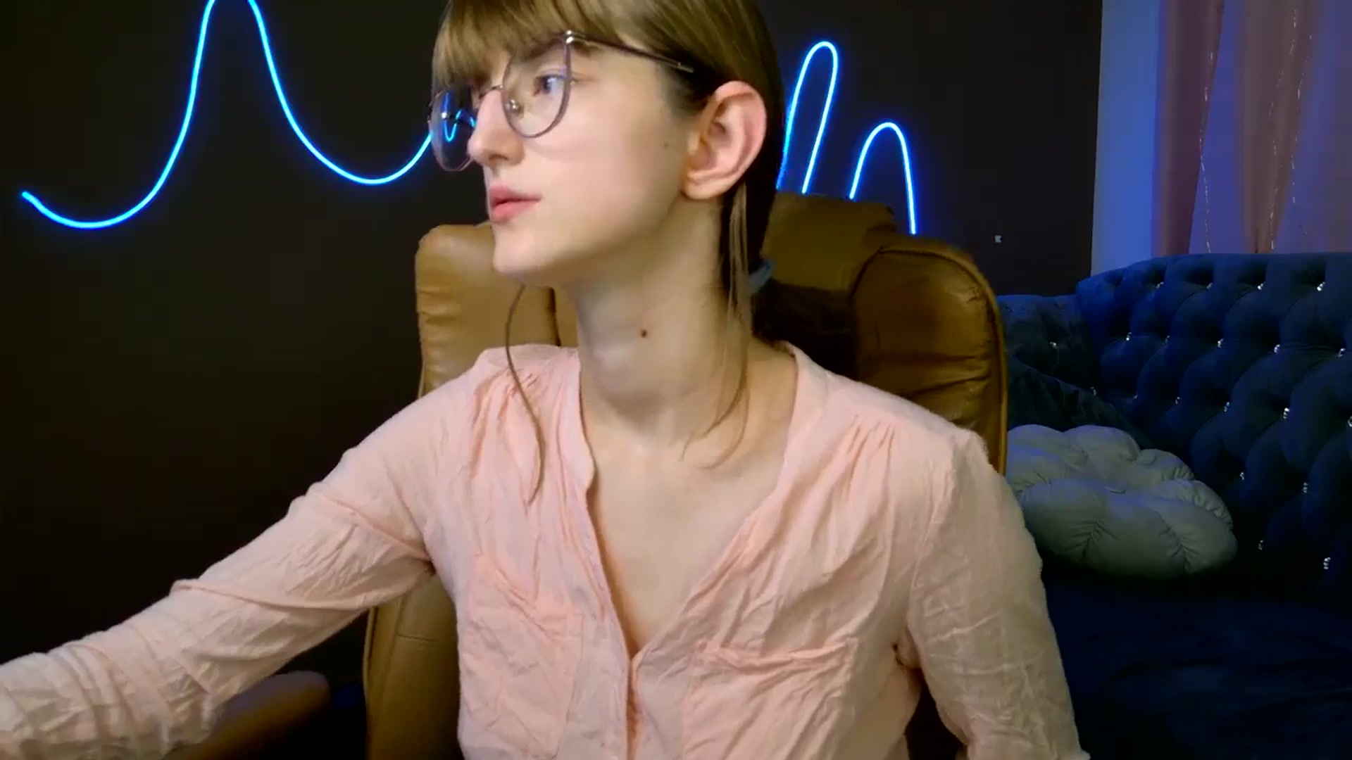 Gallery image thumbnail from EmyLure's myfreecams stream on, 10/05/2025, 17:38 image 12 of 20