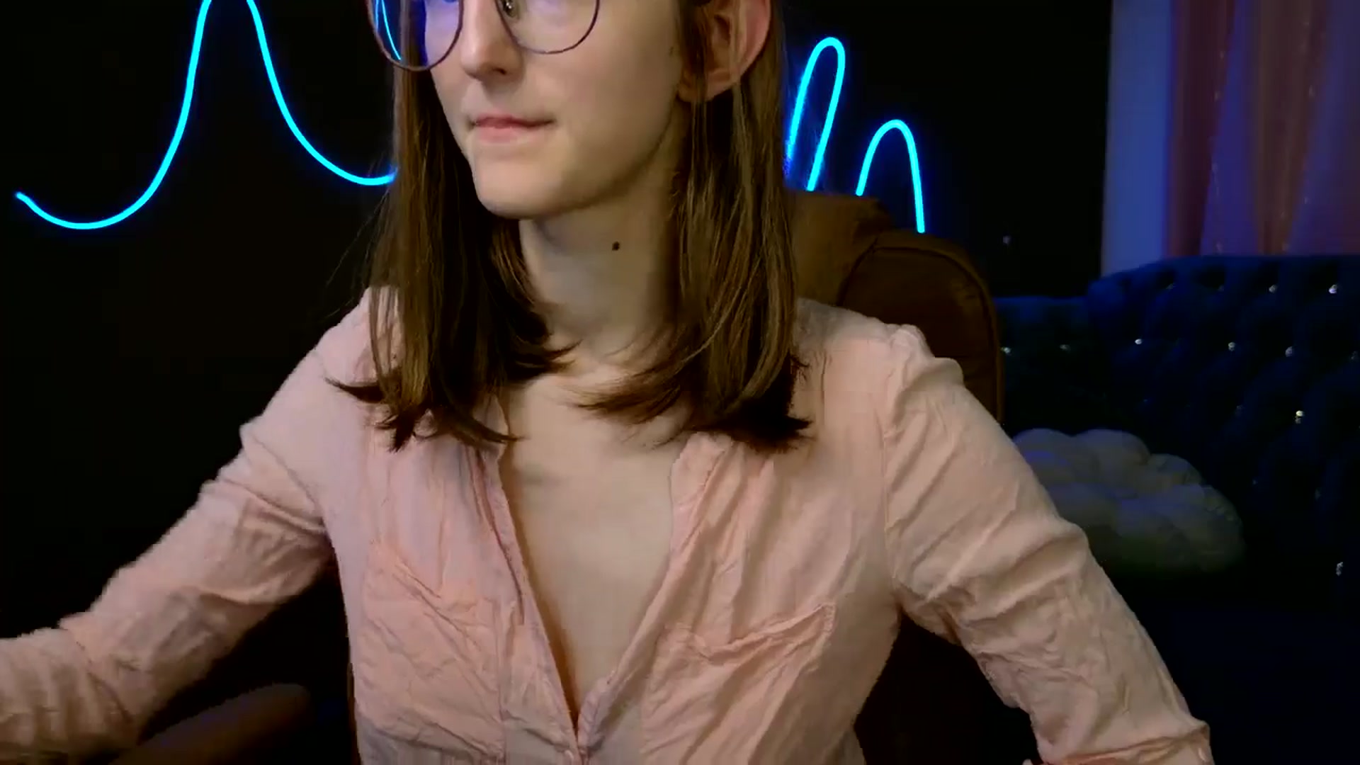 Gallery image thumbnail from EmyLure's myfreecams stream on, 10/05/2025, 17:38 image 6 of 20