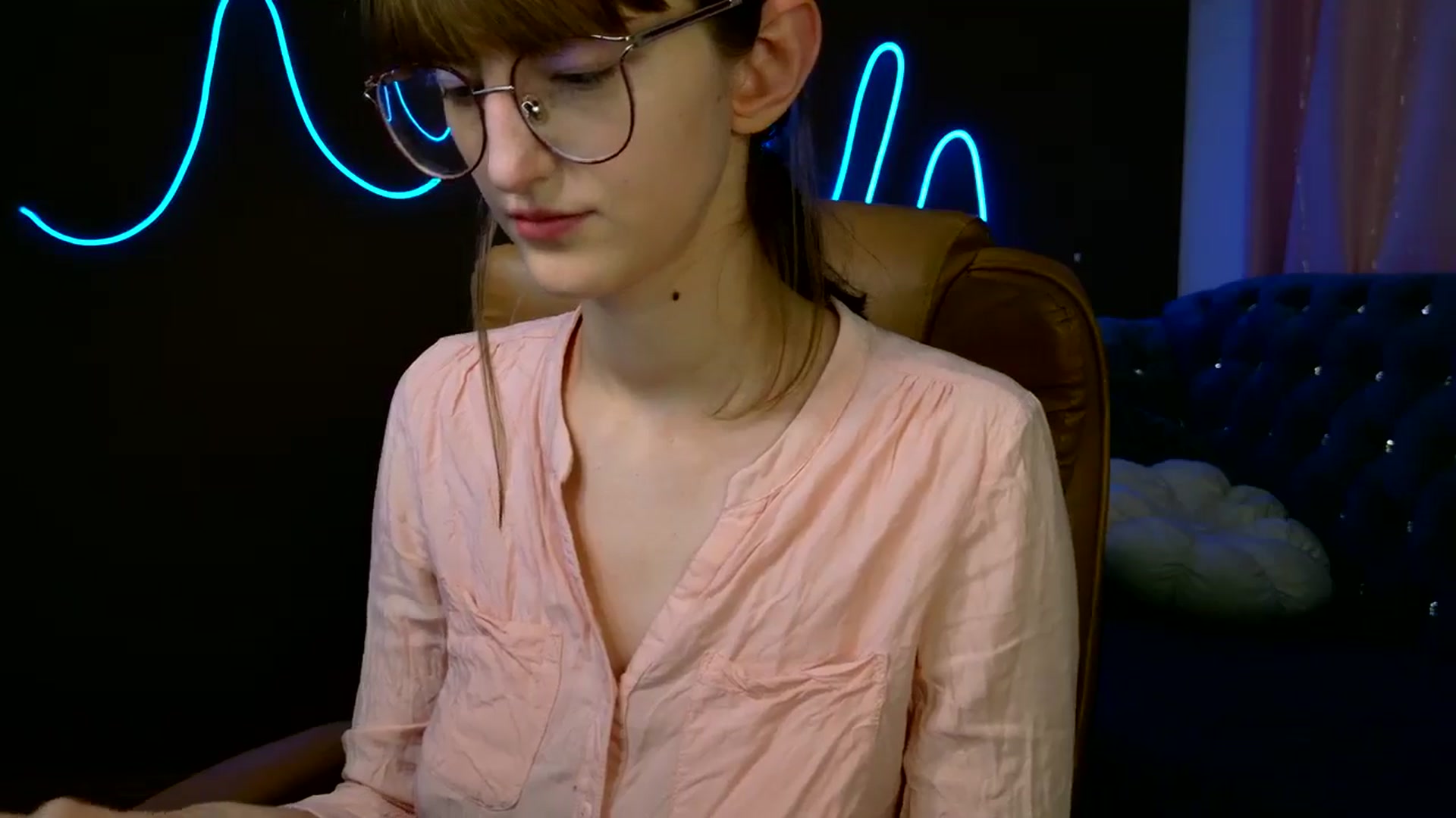 Gallery image thumbnail from EmyLure's myfreecams stream on, 10/05/2025, 17:38 image 10 of 20