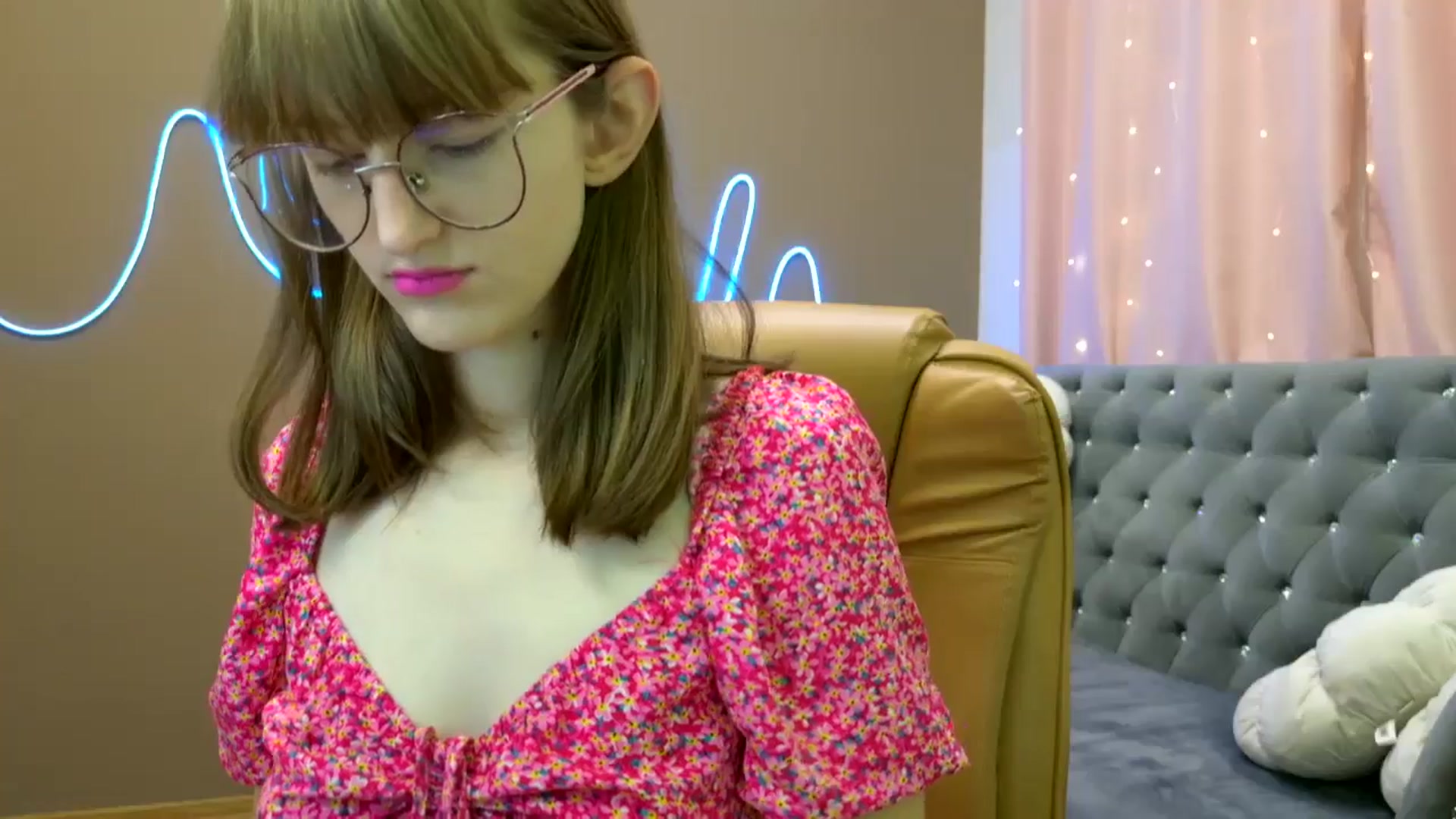 Gallery image thumbnail from EmyLure's myfreecams stream on, 10/11/2025, 14:07 image 15 of 20