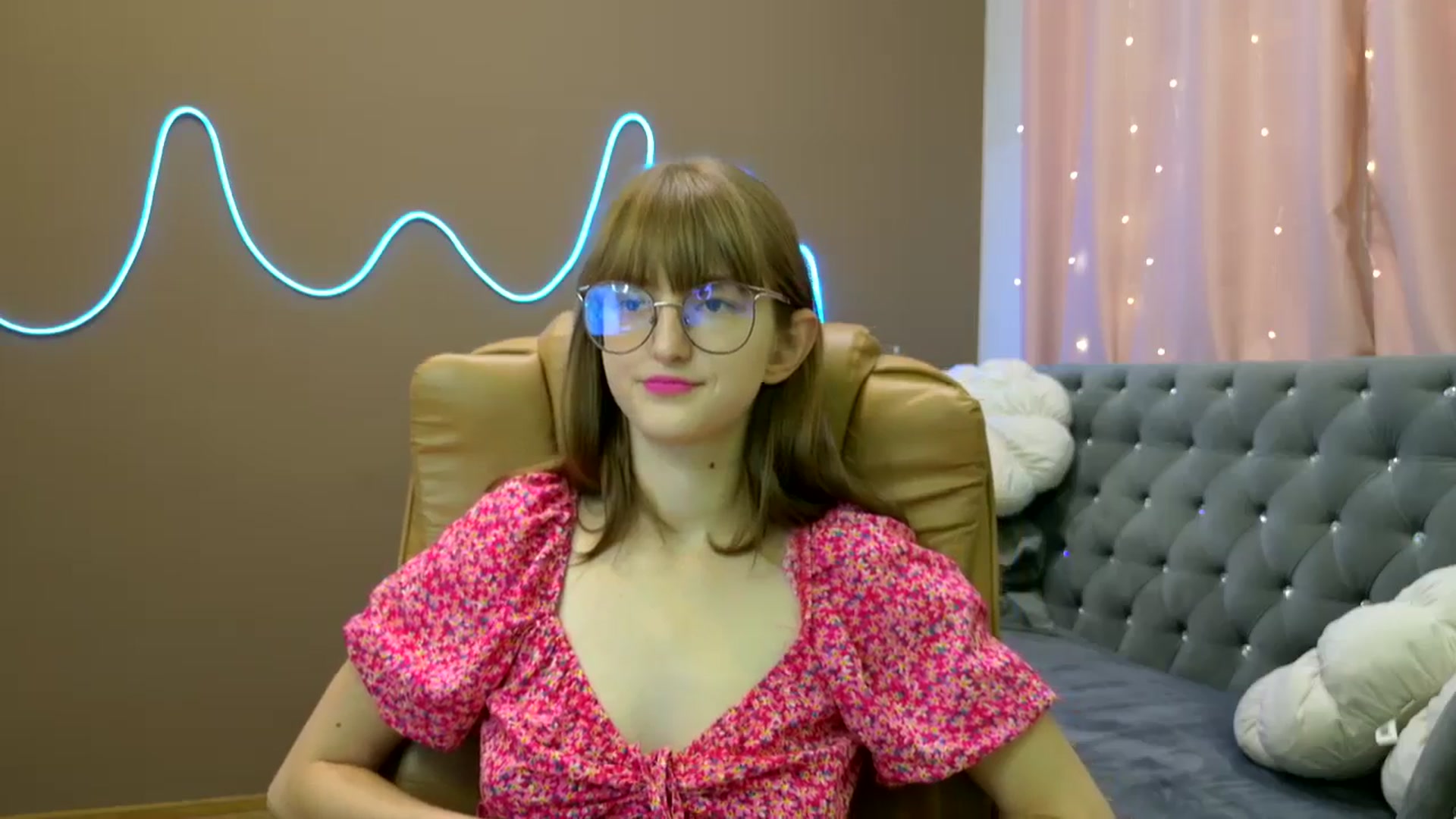 Gallery image thumbnail from EmyLure's myfreecams stream on, 10/11/2025, 14:07 image 7 of 20