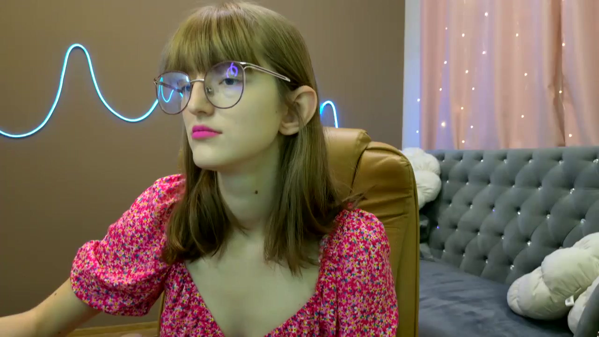 Gallery image thumbnail from EmyLure's myfreecams stream on, 10/11/2025, 14:07 image 19 of 20