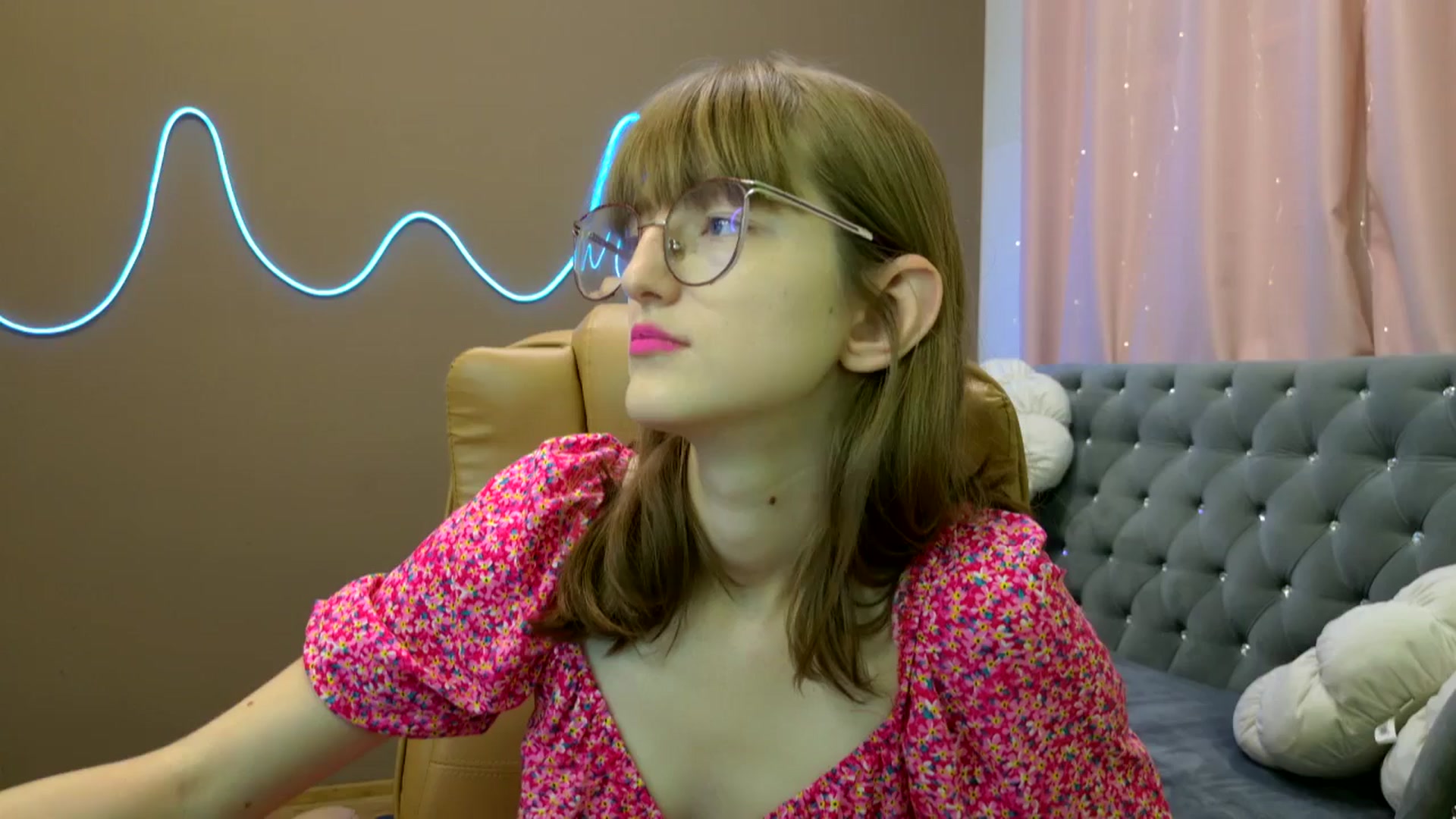 Gallery image thumbnail from EmyLure's myfreecams stream on, 10/11/2025, 14:07 image 16 of 20