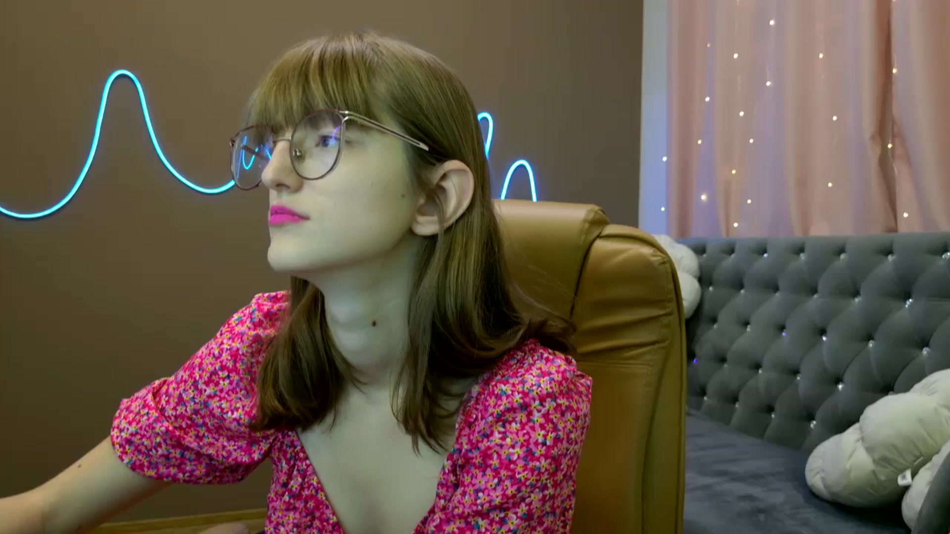 Gallery image thumbnail from EmyLure's myfreecams stream on, 10/11/2025, 14:07 image 17 of 20