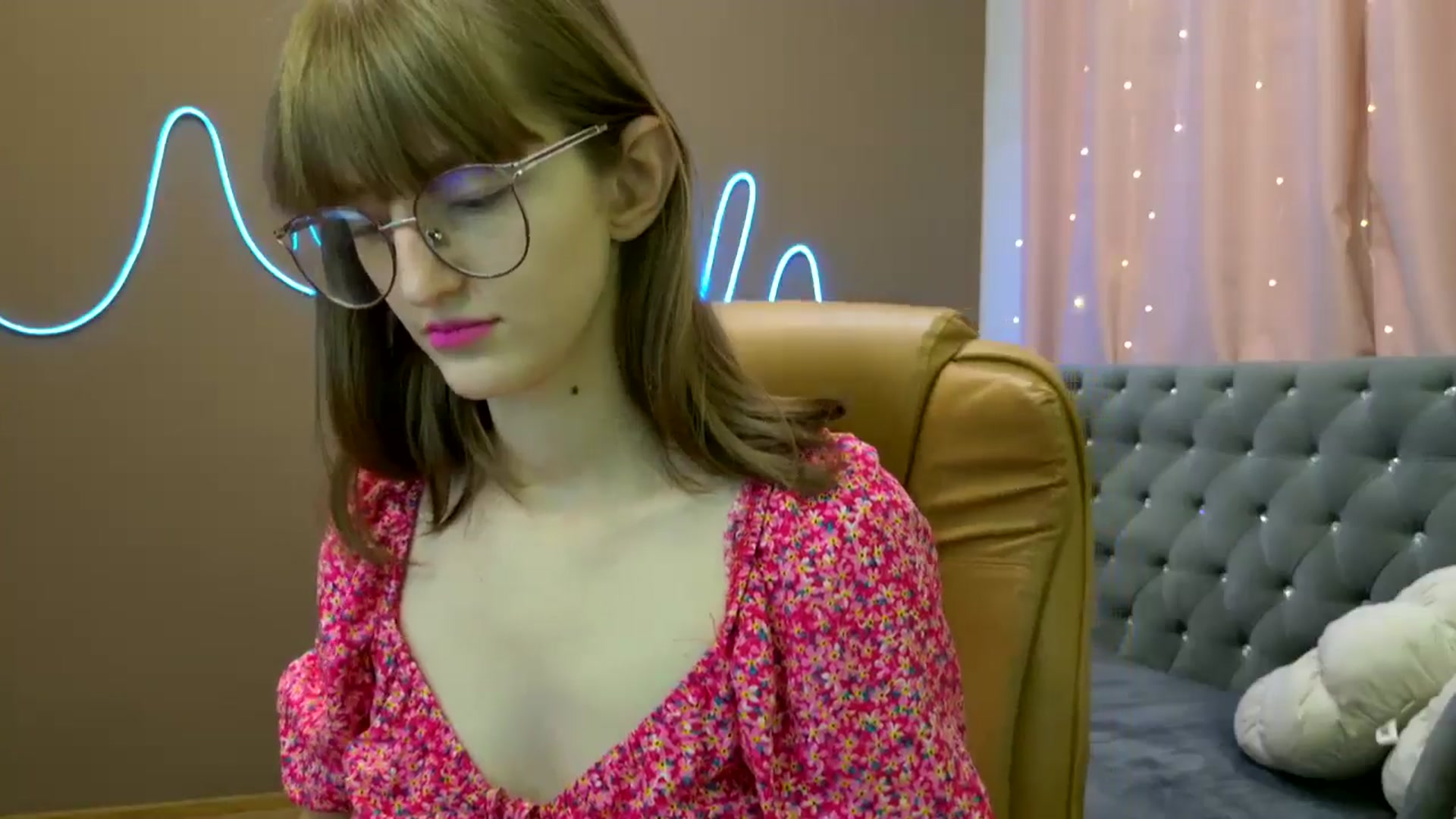 Gallery image thumbnail from EmyLure's myfreecams stream on, 10/11/2025, 14:07 image 12 of 20
