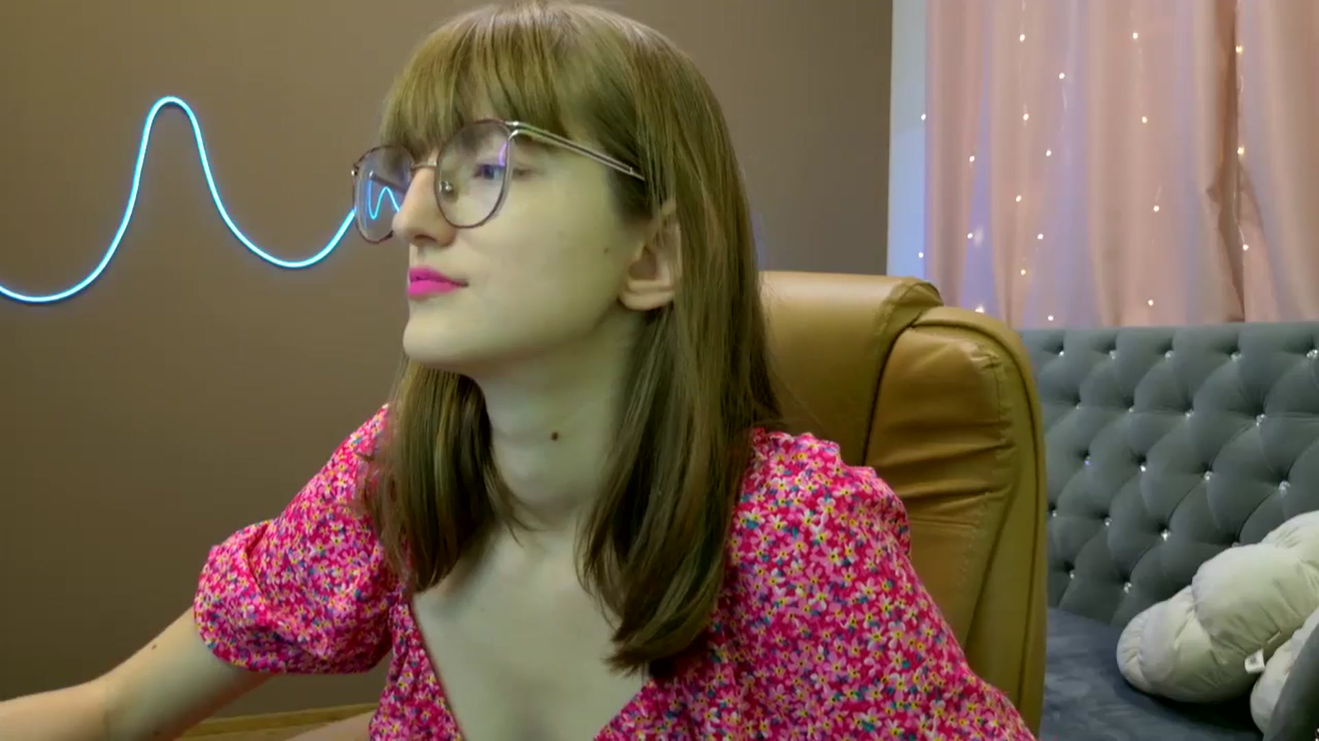 Gallery image thumbnail from EmyLure's myfreecams stream on, 10/11/2025, 14:07 image 14 of 20