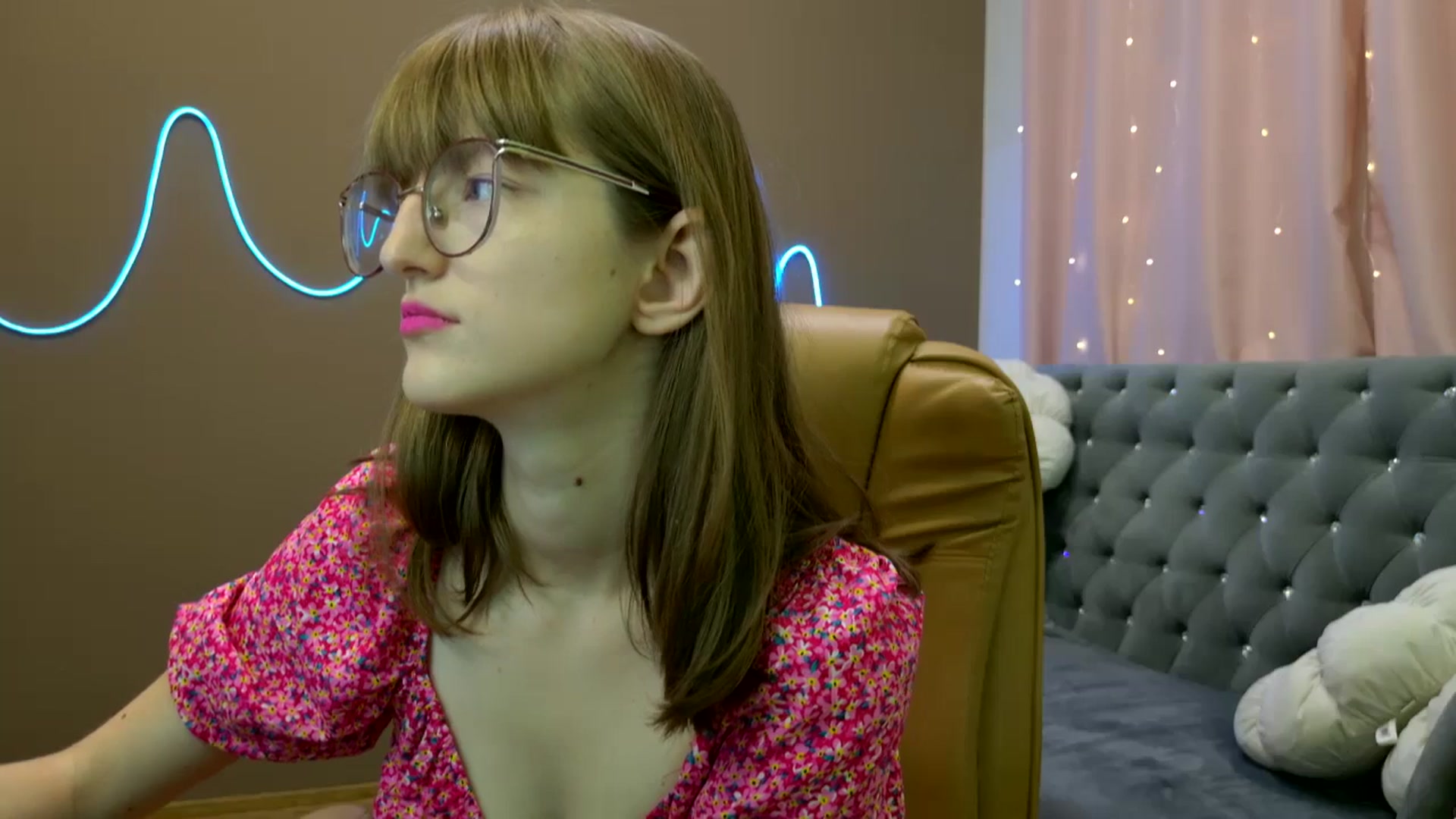 Gallery image thumbnail from EmyLure's myfreecams stream on, 10/11/2025, 14:07 image 13 of 20