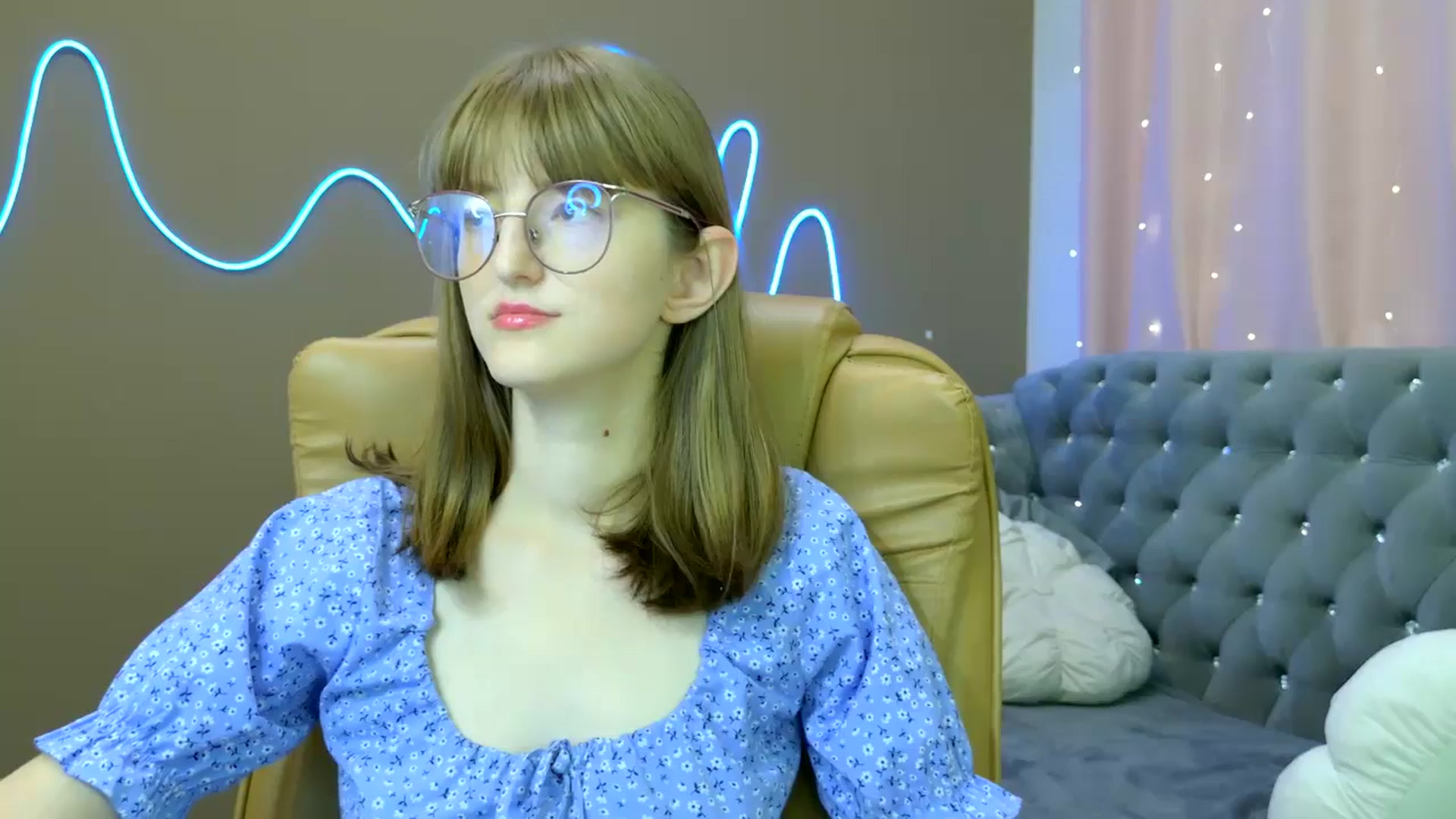 Gallery image thumbnail from EmyLure's myfreecams stream on, 10/12/2025, 16:33 image 4 of 20