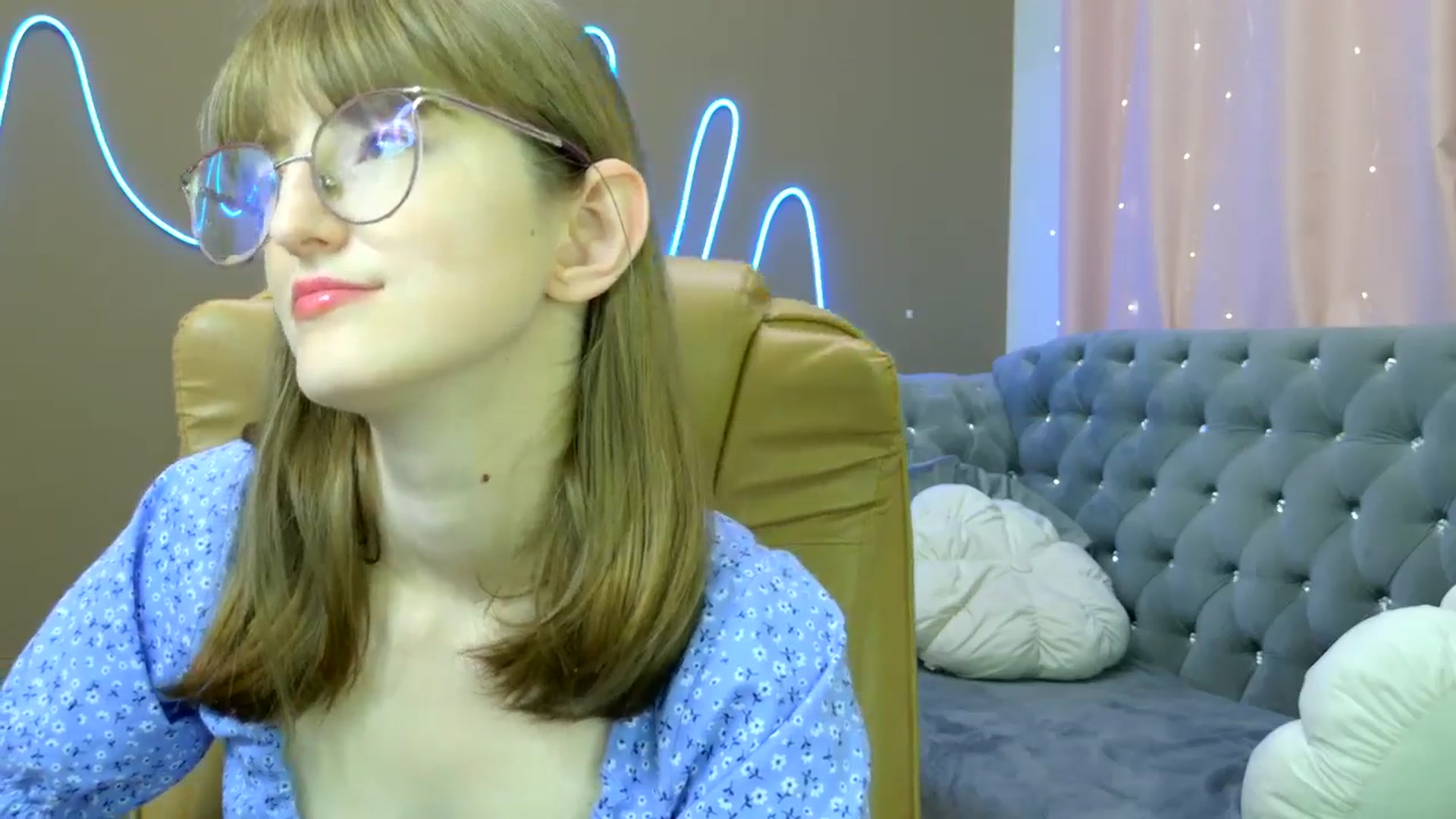 Gallery image thumbnail from EmyLure's myfreecams stream on, 10/12/2025, 16:33 image 5 of 20