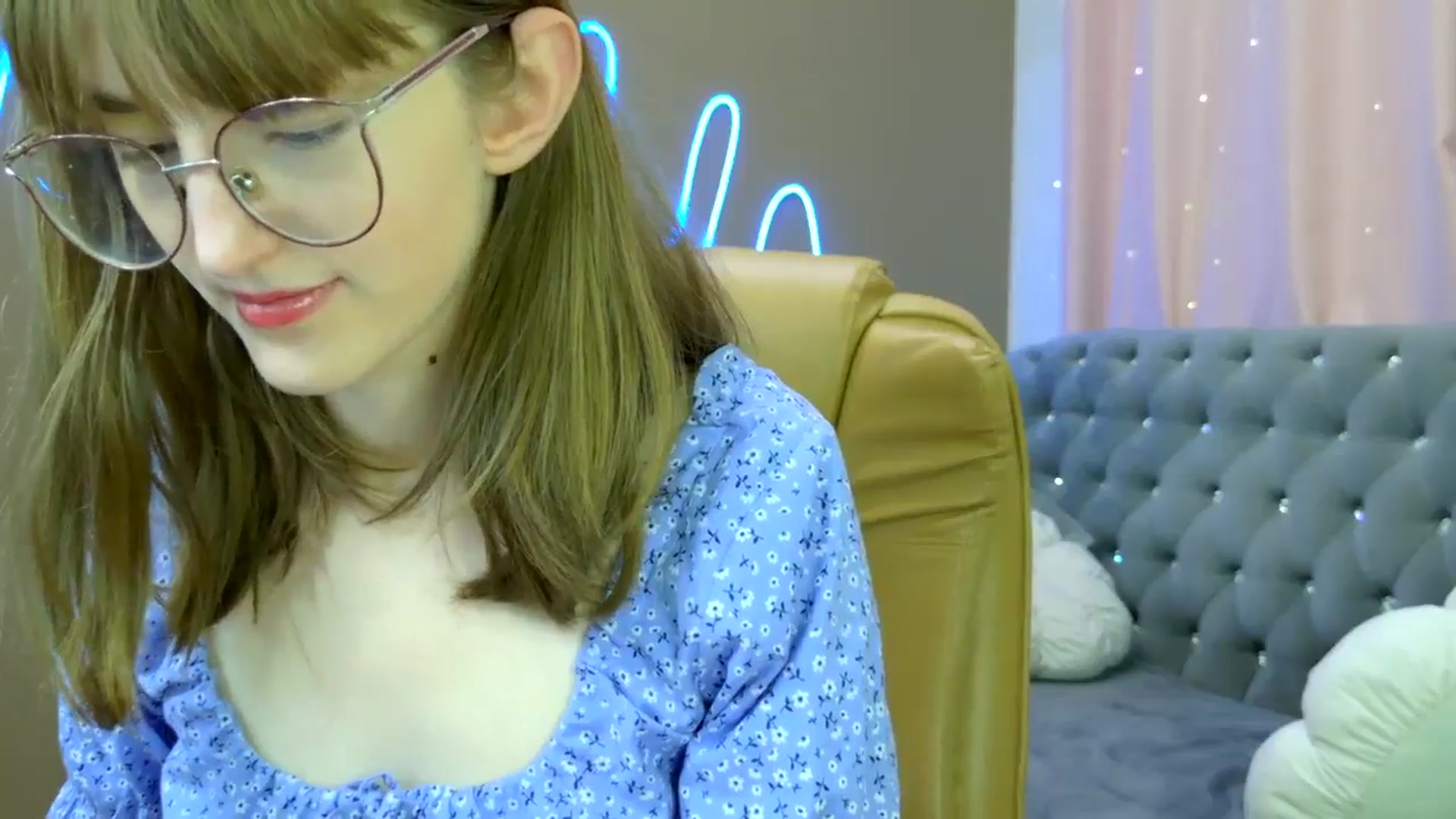 Gallery image thumbnail from EmyLure's myfreecams stream on, 10/12/2025, 16:33 image 13 of 20