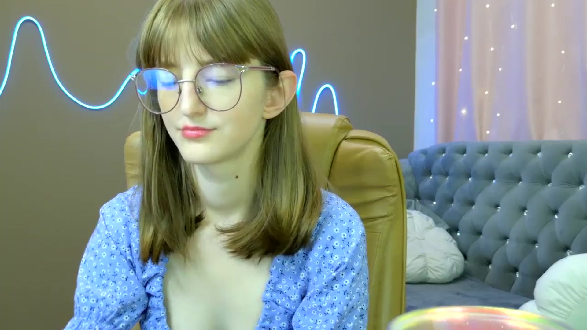 Gallery image thumbnail from EmyLure's myfreecams stream on, 10/12/2025, 16:33 image 3 of 20