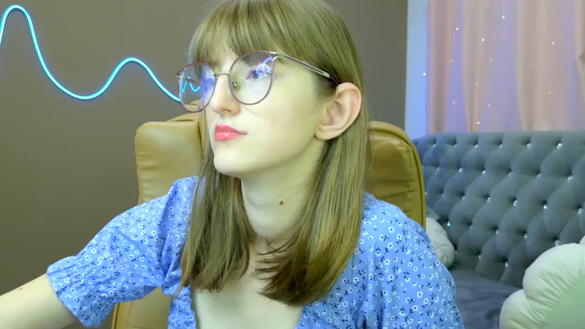 Gallery image thumbnail from EmyLure's myfreecams stream on, 10/12/2025, 16:33 image 7 of 20