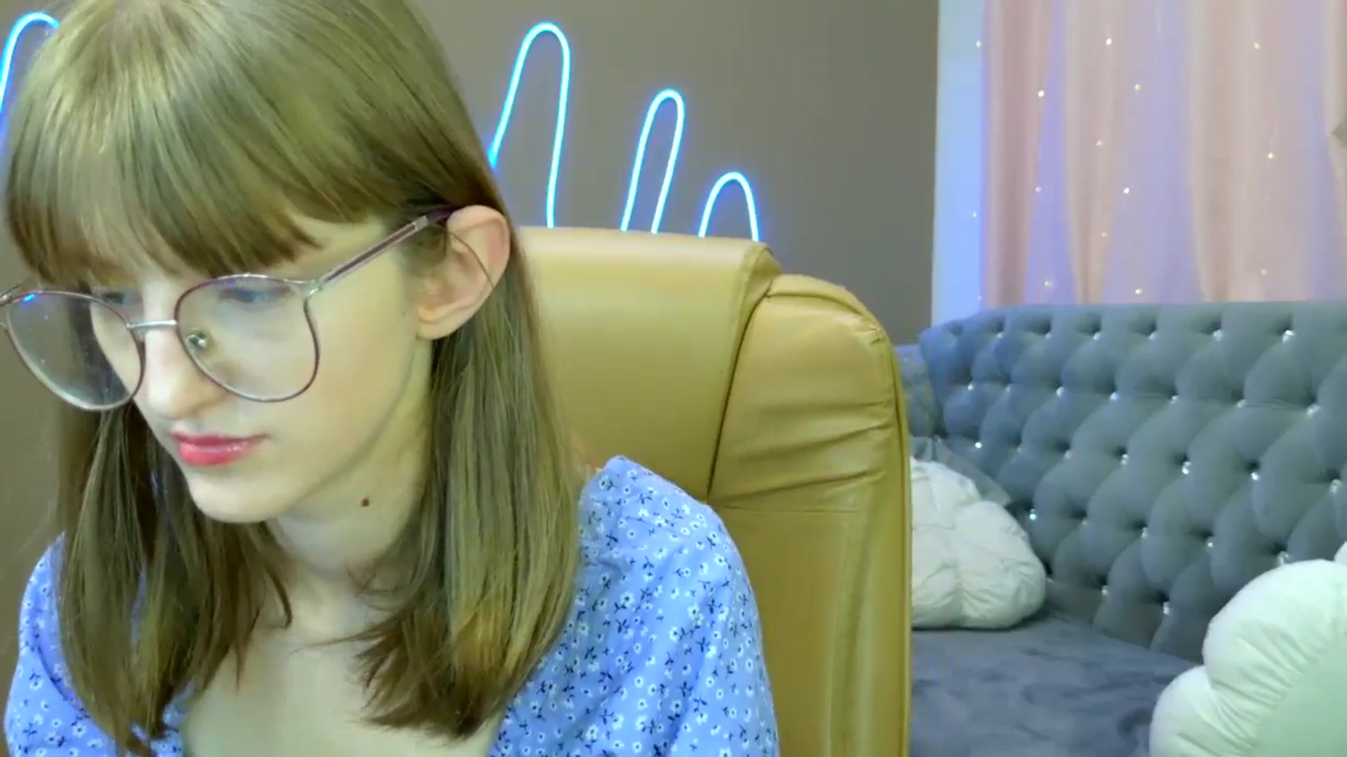 Gallery image thumbnail from EmyLure's myfreecams stream on, 10/12/2025, 16:33 image 6 of 20