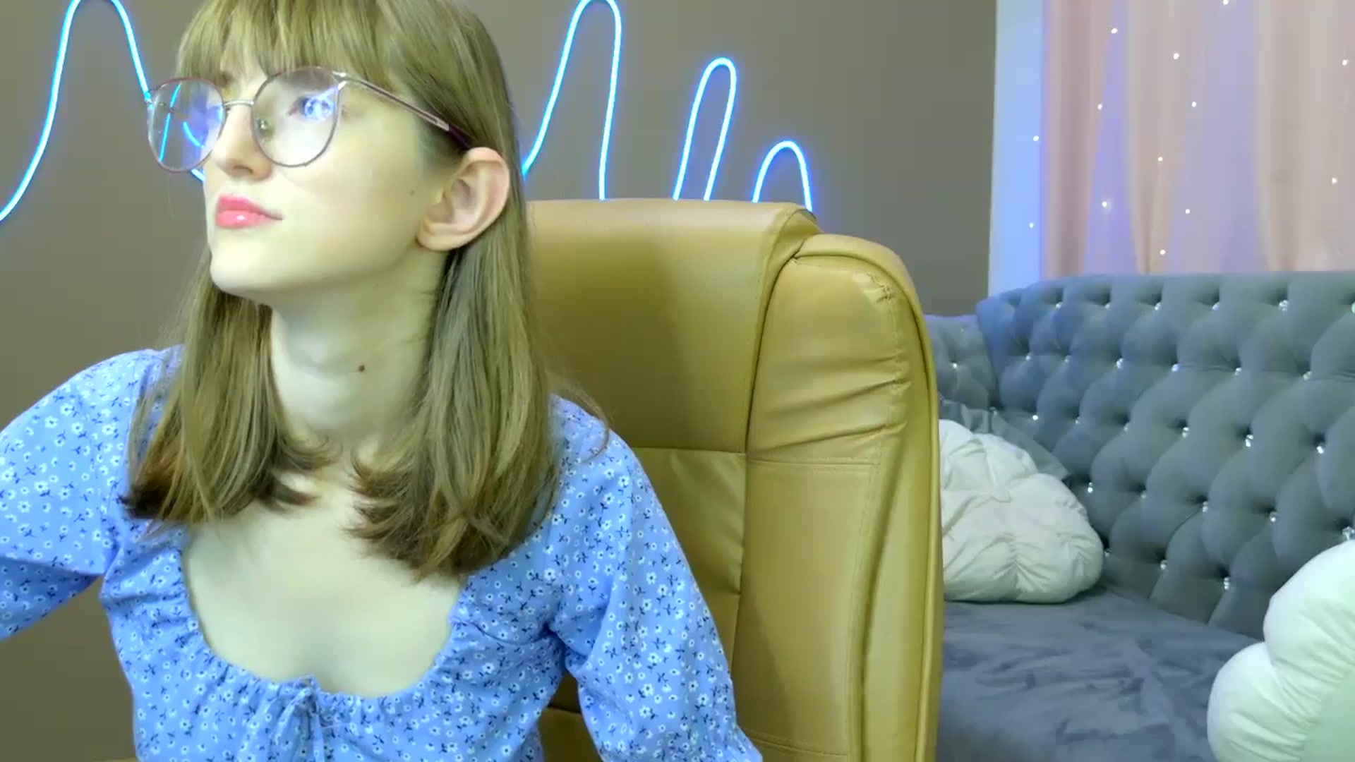 Gallery image thumbnail from EmyLure's myfreecams stream on, 10/12/2025, 16:33 image 16 of 20
