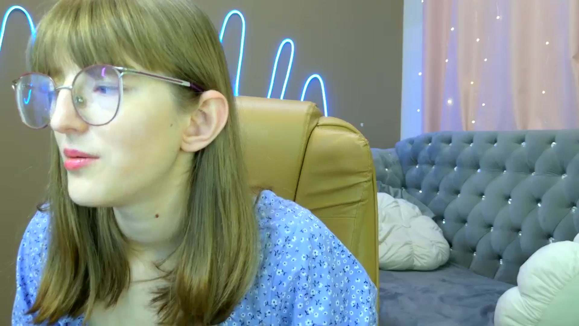 Gallery image thumbnail from EmyLure's myfreecams stream on, 10/12/2025, 16:33 image 9 of 20