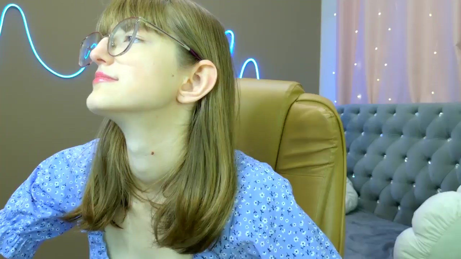 Gallery image thumbnail from EmyLure's myfreecams stream on, 10/12/2025, 16:33 image 12 of 20