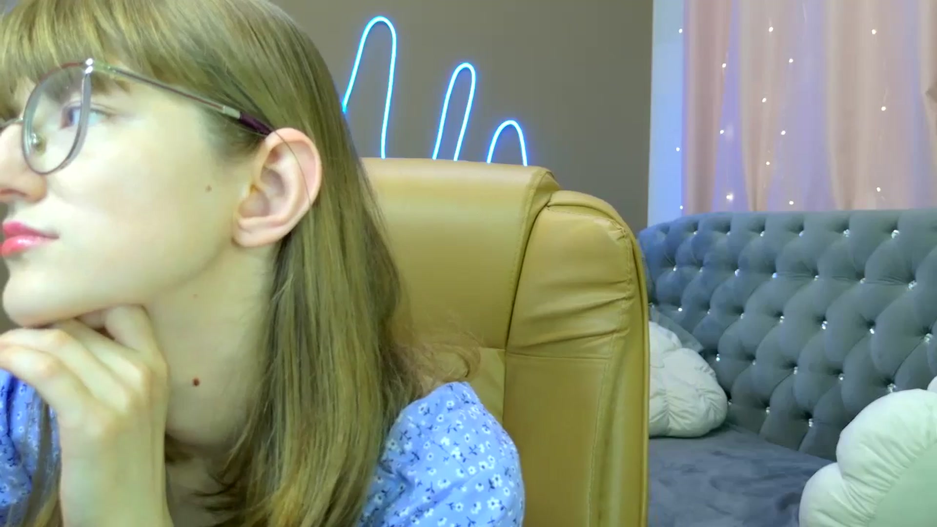 Gallery image thumbnail from EmyLure's myfreecams stream on, 10/12/2025, 16:33 image 8 of 20