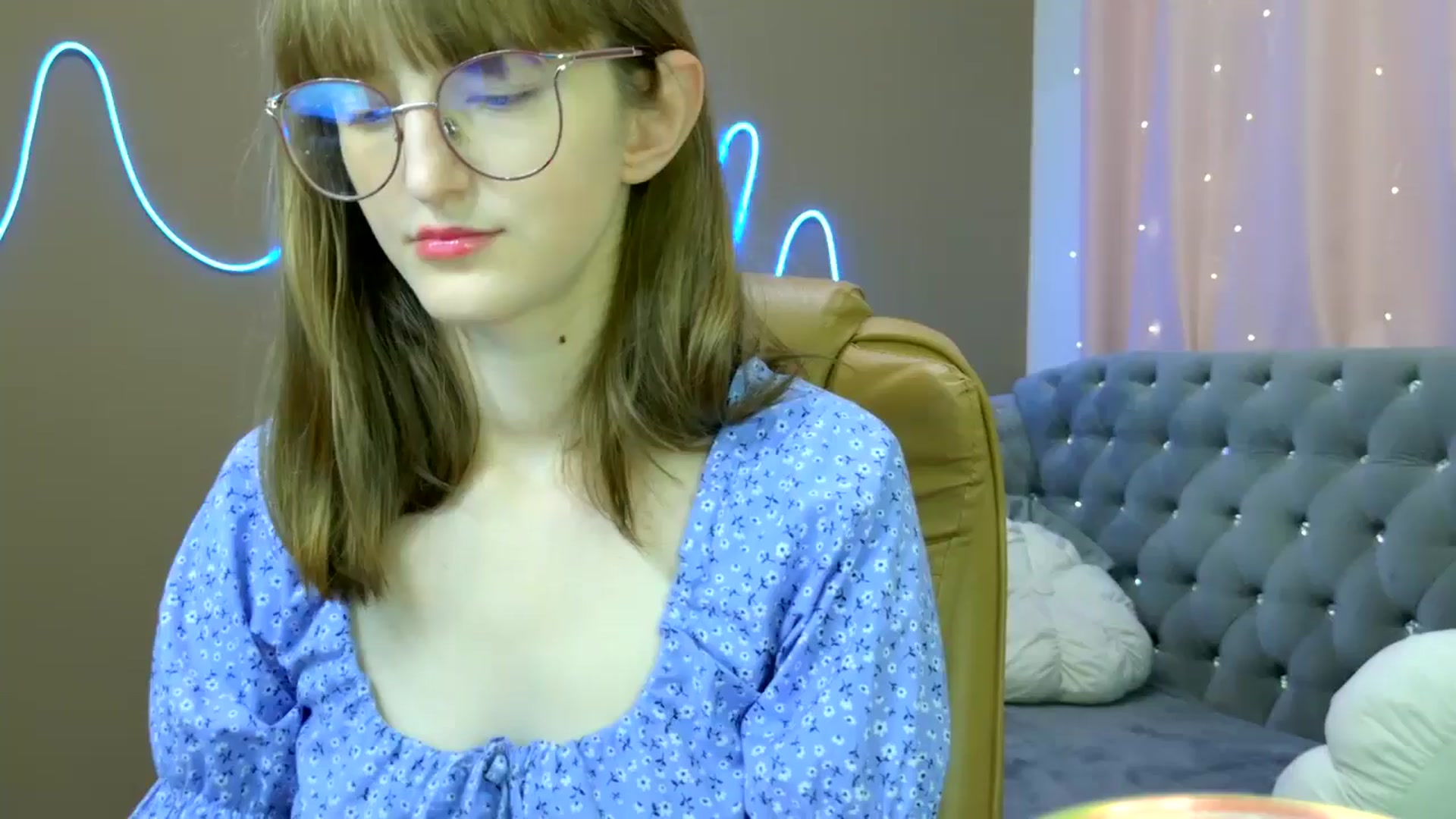 Gallery image thumbnail from EmyLure's myfreecams stream on, 10/12/2025, 16:33 image 1 of 20