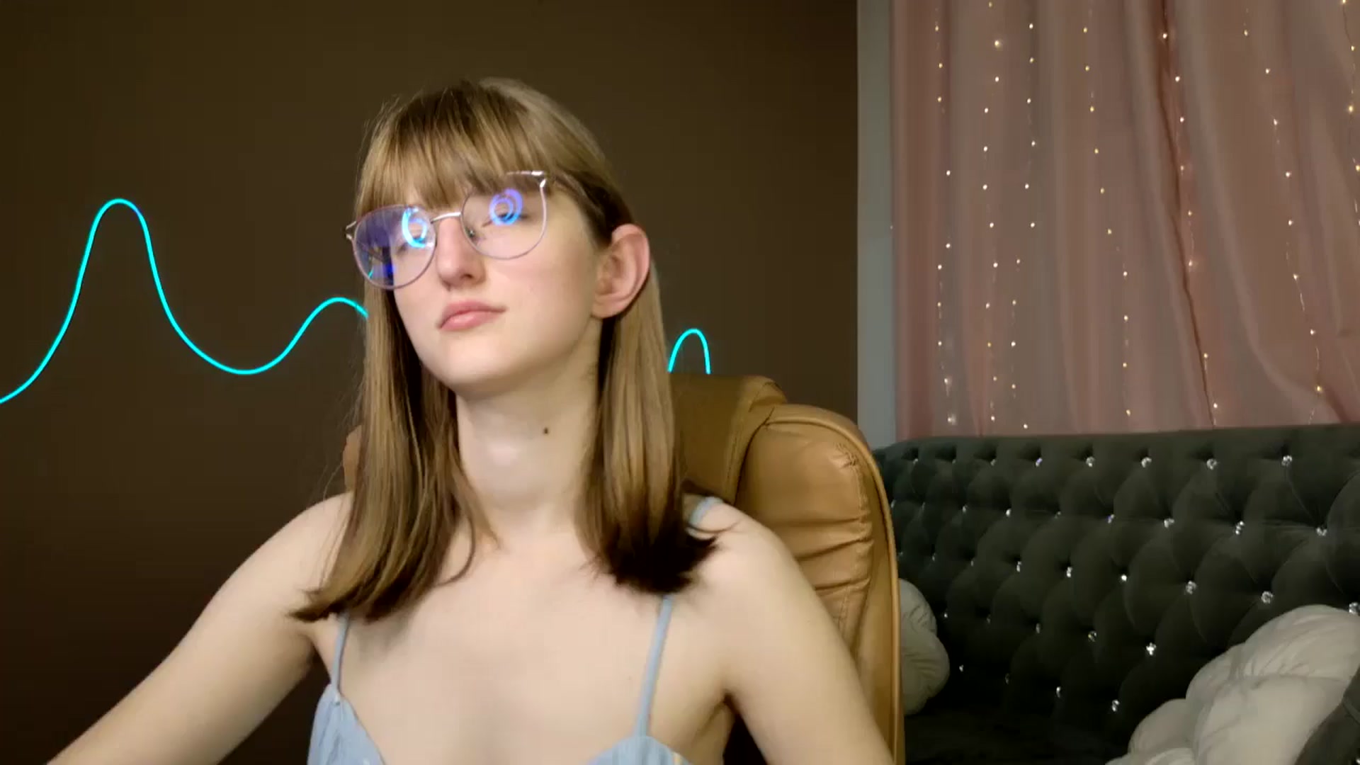Gallery image thumbnail from EmyLure's myfreecams stream on, 10/14/2025, 16:34 image 8 of 20