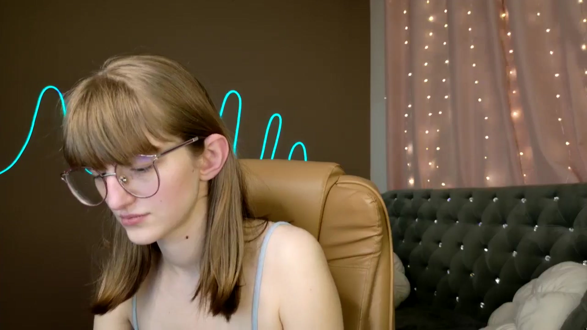 Gallery image thumbnail from EmyLure's myfreecams stream on, 10/14/2025, 16:34 image 18 of 20