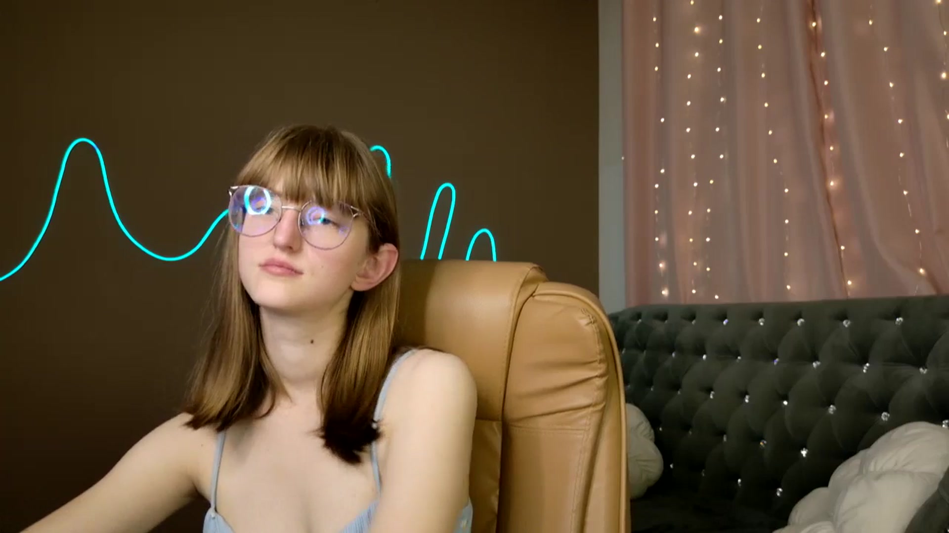 Gallery image thumbnail from EmyLure's myfreecams stream on, 10/14/2025, 16:34 image 9 of 20