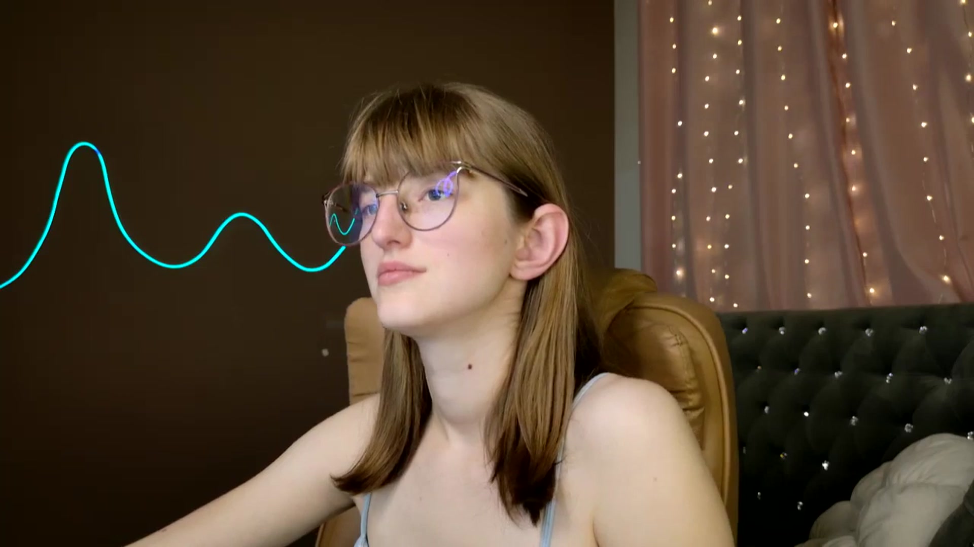 Gallery image thumbnail from EmyLure's myfreecams stream on, 10/14/2025, 16:34 image 17 of 20