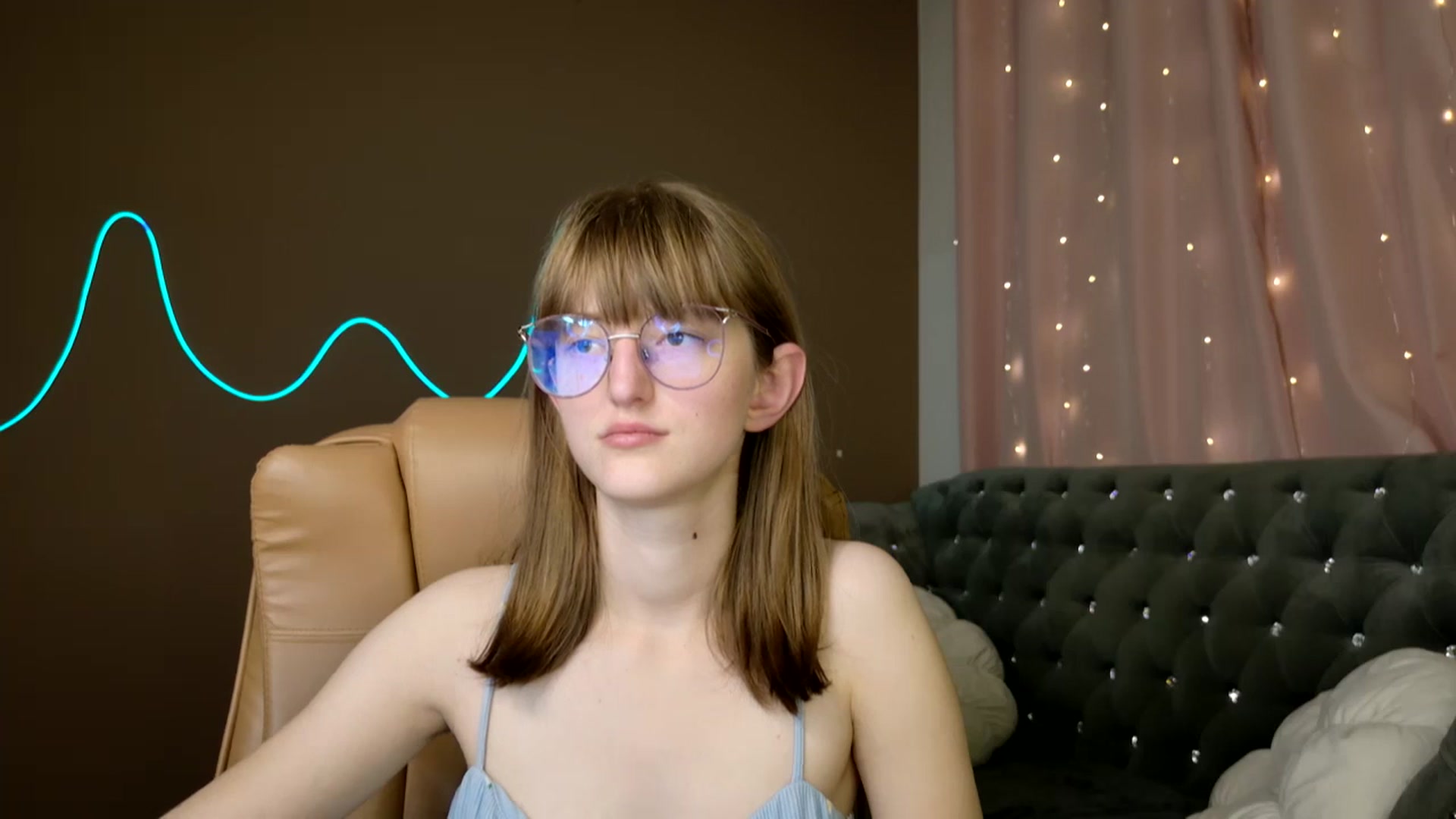 Gallery image thumbnail from EmyLure's myfreecams stream on, 10/14/2025, 16:34 image 19 of 20