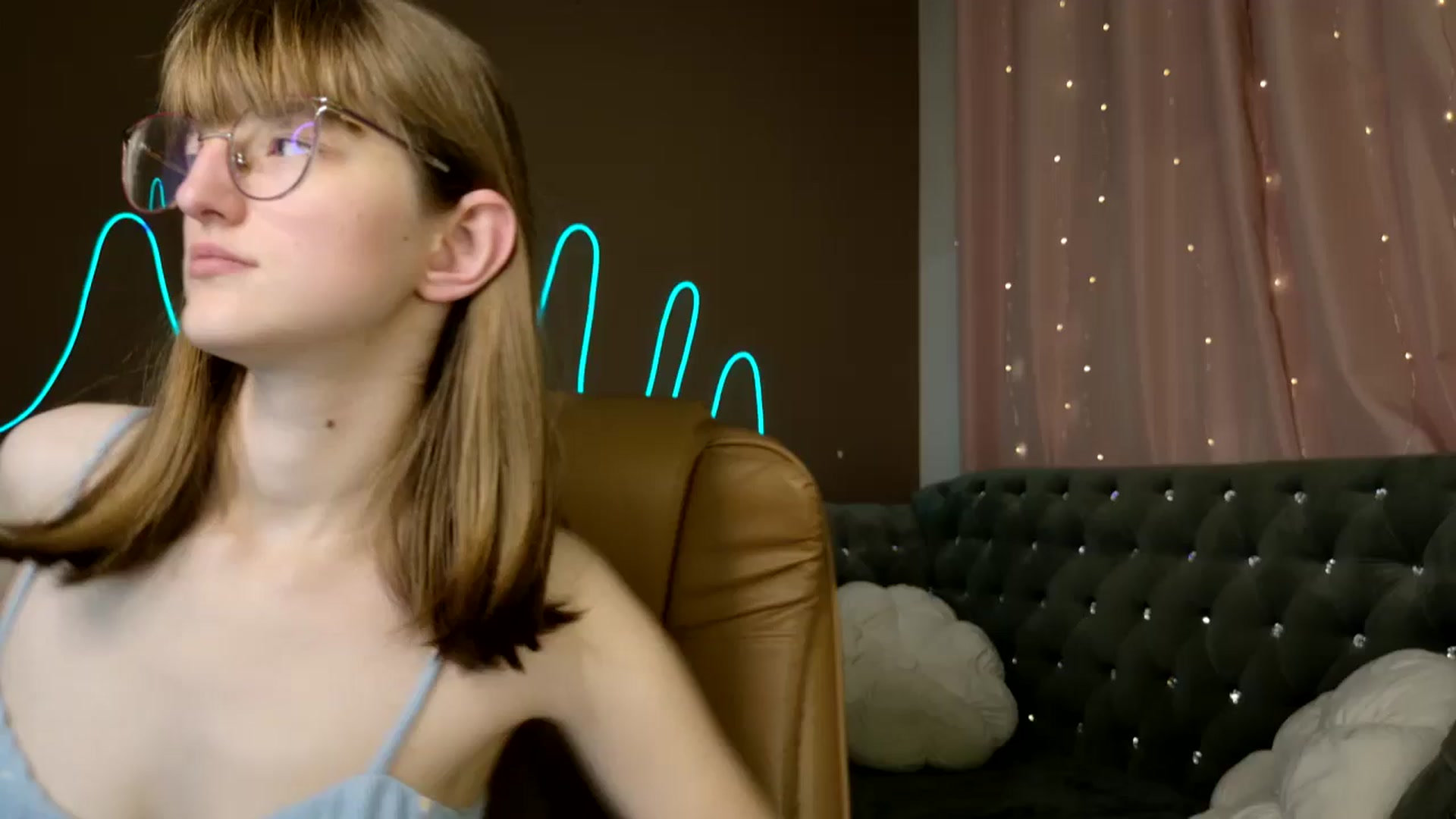 Gallery image thumbnail from EmyLure's myfreecams stream on, 10/14/2025, 16:34 image 5 of 20