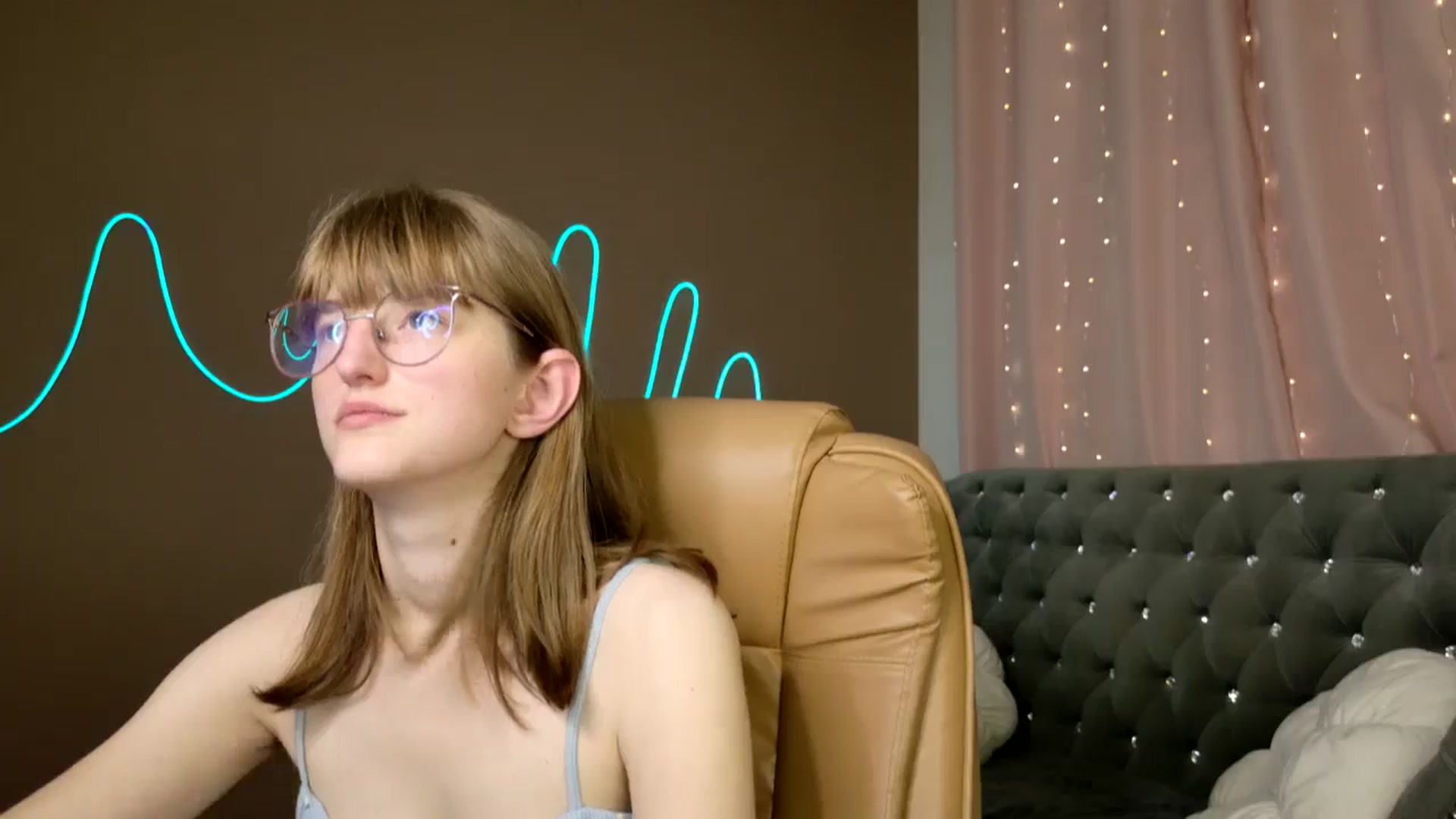 Gallery image thumbnail from EmyLure's myfreecams stream on, 10/14/2025, 16:34 image 14 of 20